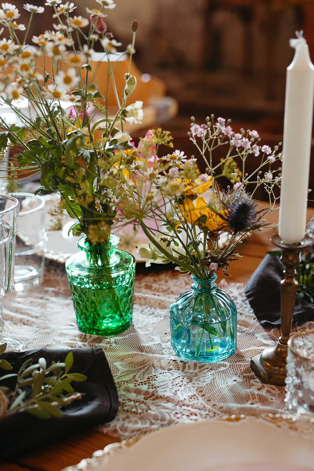 Blumendekoration für die Hochzeitsfeier auf dem Land mit frischen Wiesenblumen. Foto von Laura-Sophie Jung.
