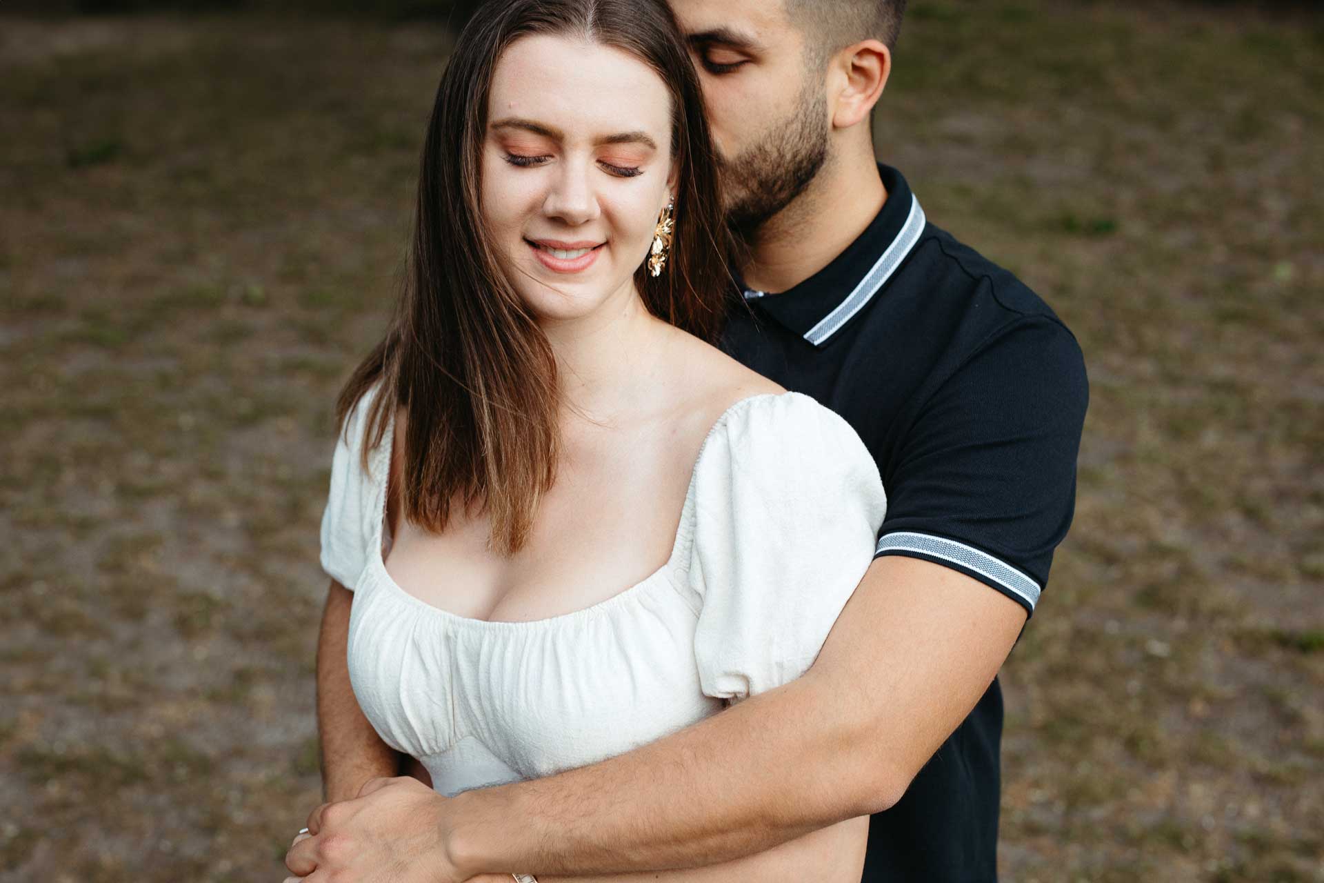 Verlobungsshooting outdoor: Frisch verlobtes Paar umarmt sich glücklich. Foto von Laura-Sophie Jung, Berlin.