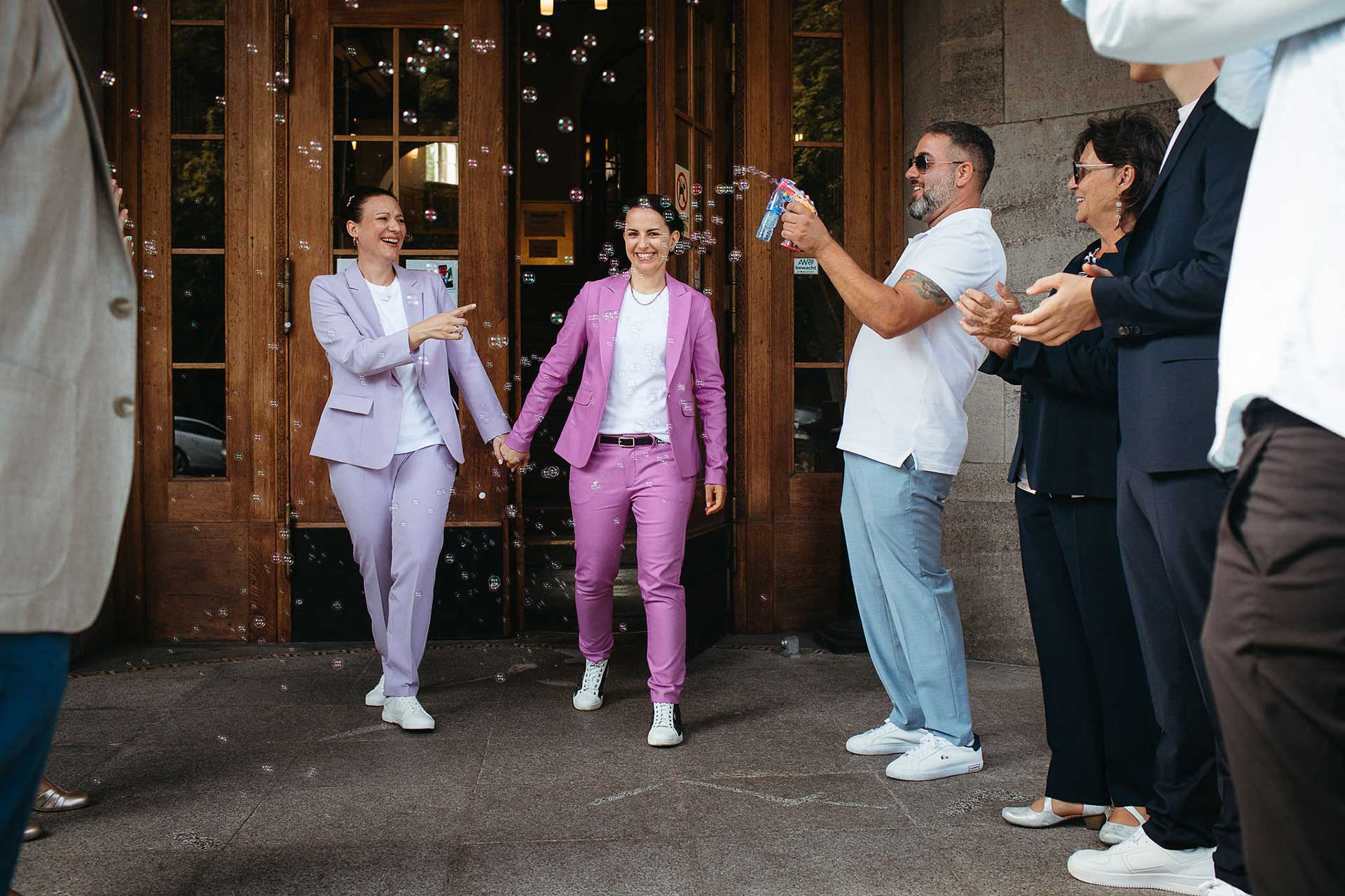 Brautpaar verlässt das Standesamt Treptow-Köpenick Berlin