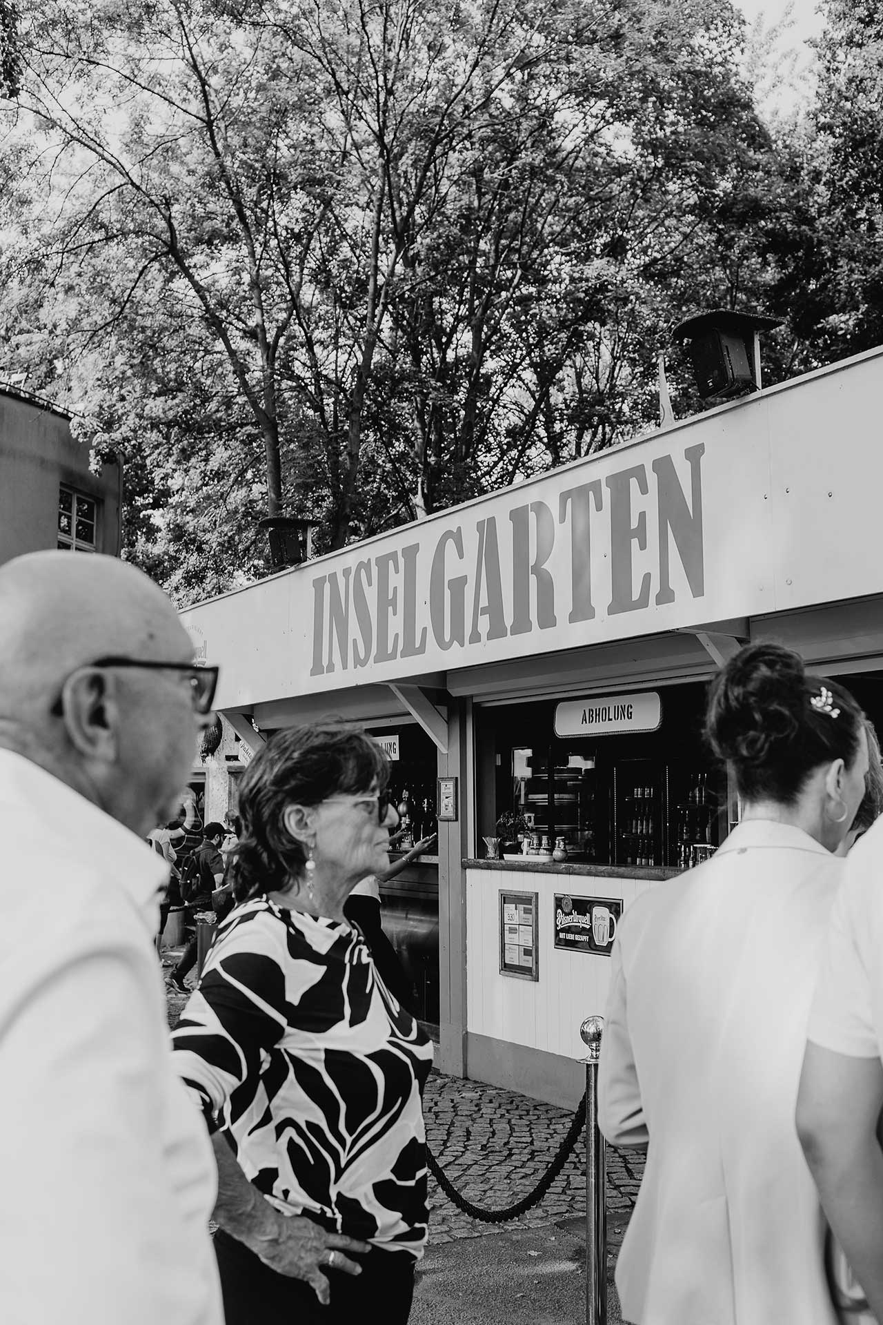 Currywurst essen nach der Trauung Berlin