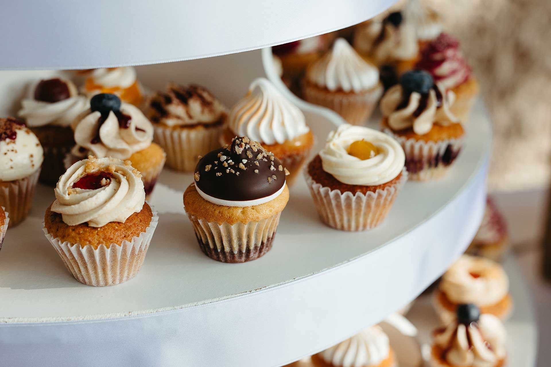 Hochzeitstorte und Muffins von Tigertörchen Berlin