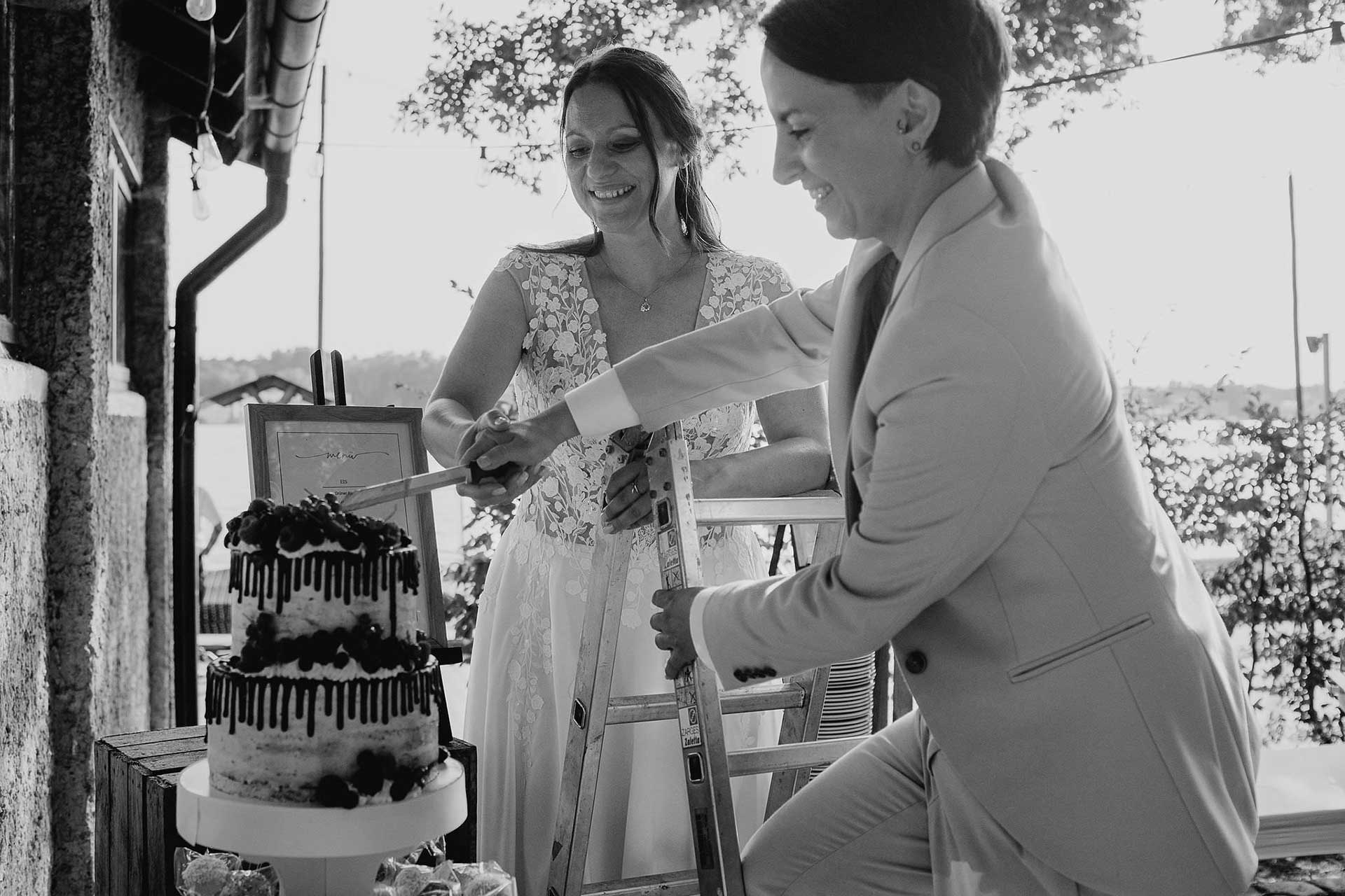 Gemeinsamer Tortenanschnitt der Bräute