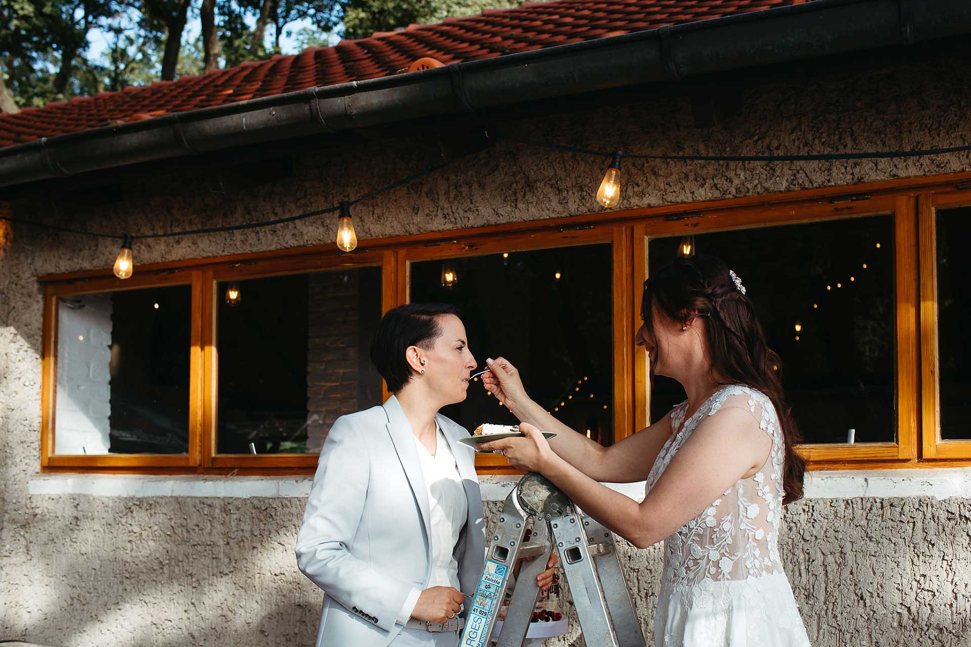 Hochzeitstorte probieren