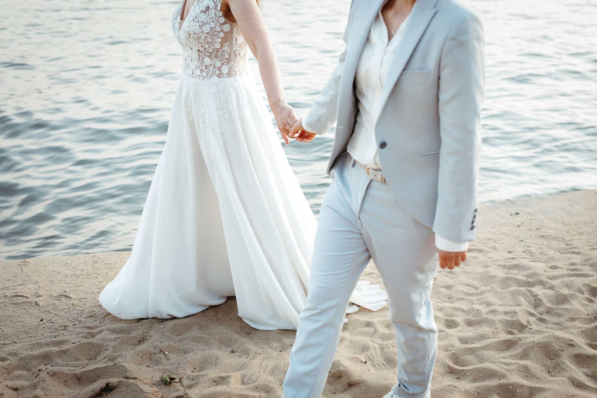 Hochzeitsreportage Berlin – Paarshooting am Wasser bei Sonnenuntergang