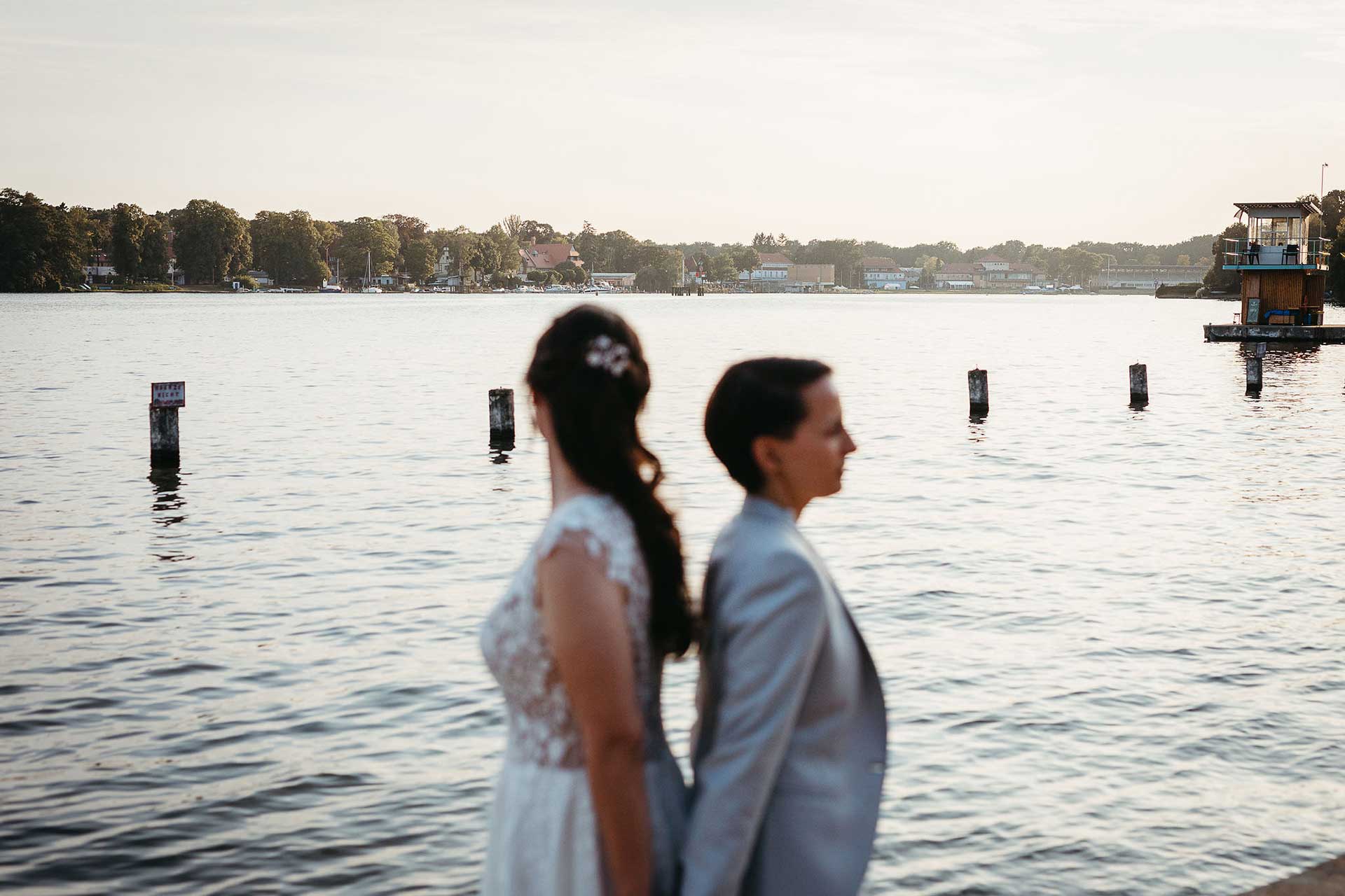 Hochzeitsfotografin Berlin – Paarshooting im Sonnenuntergang am Wasser