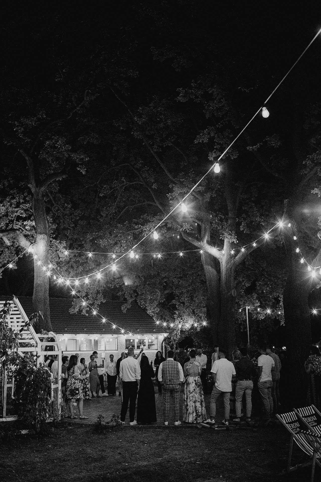 Hochzeit in Berlin – Party unter Lichterketten und Abendhimmel