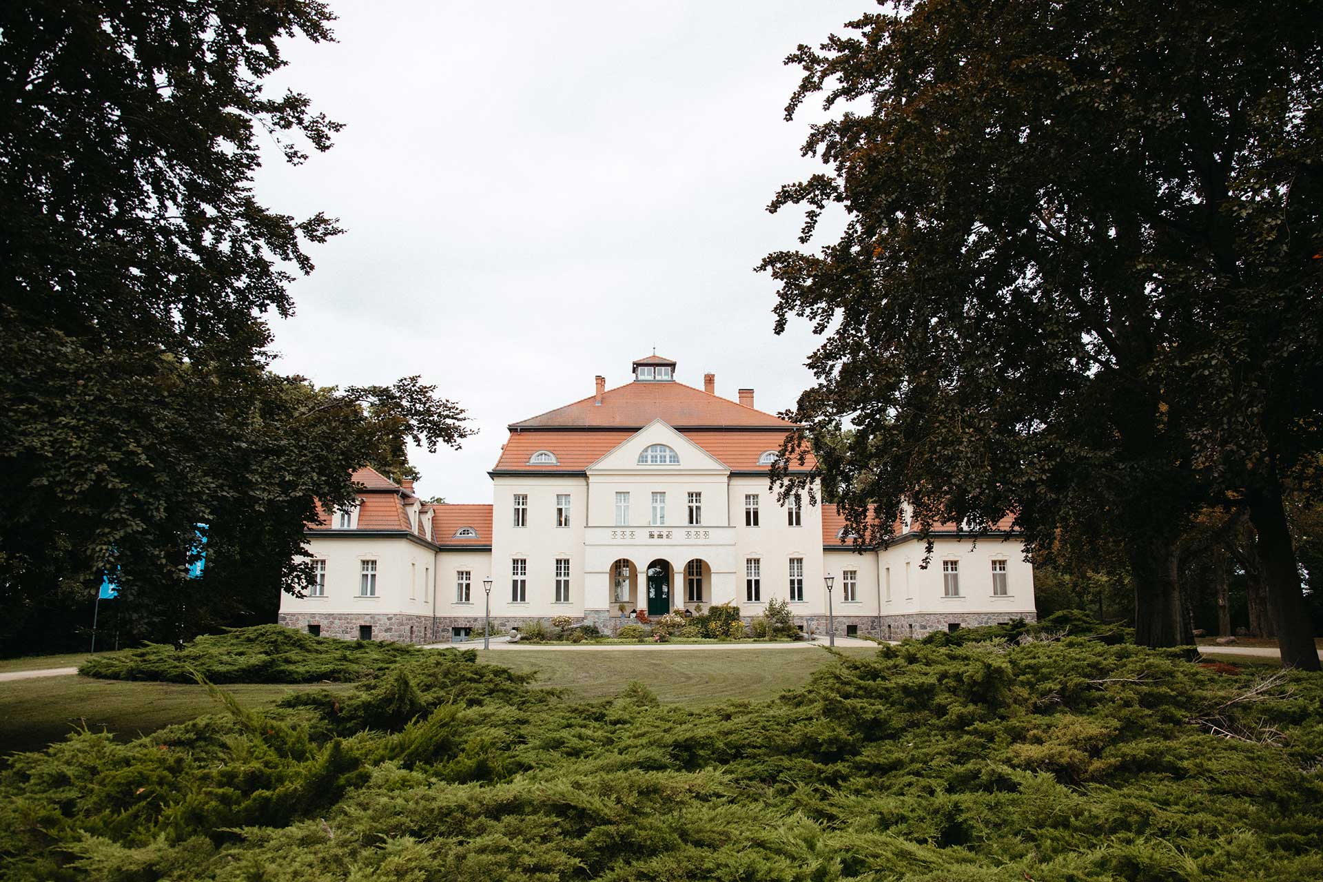 Parkanlage von Schloss Liebenberg – natürliche Kulisse für Hochzeitsfotos