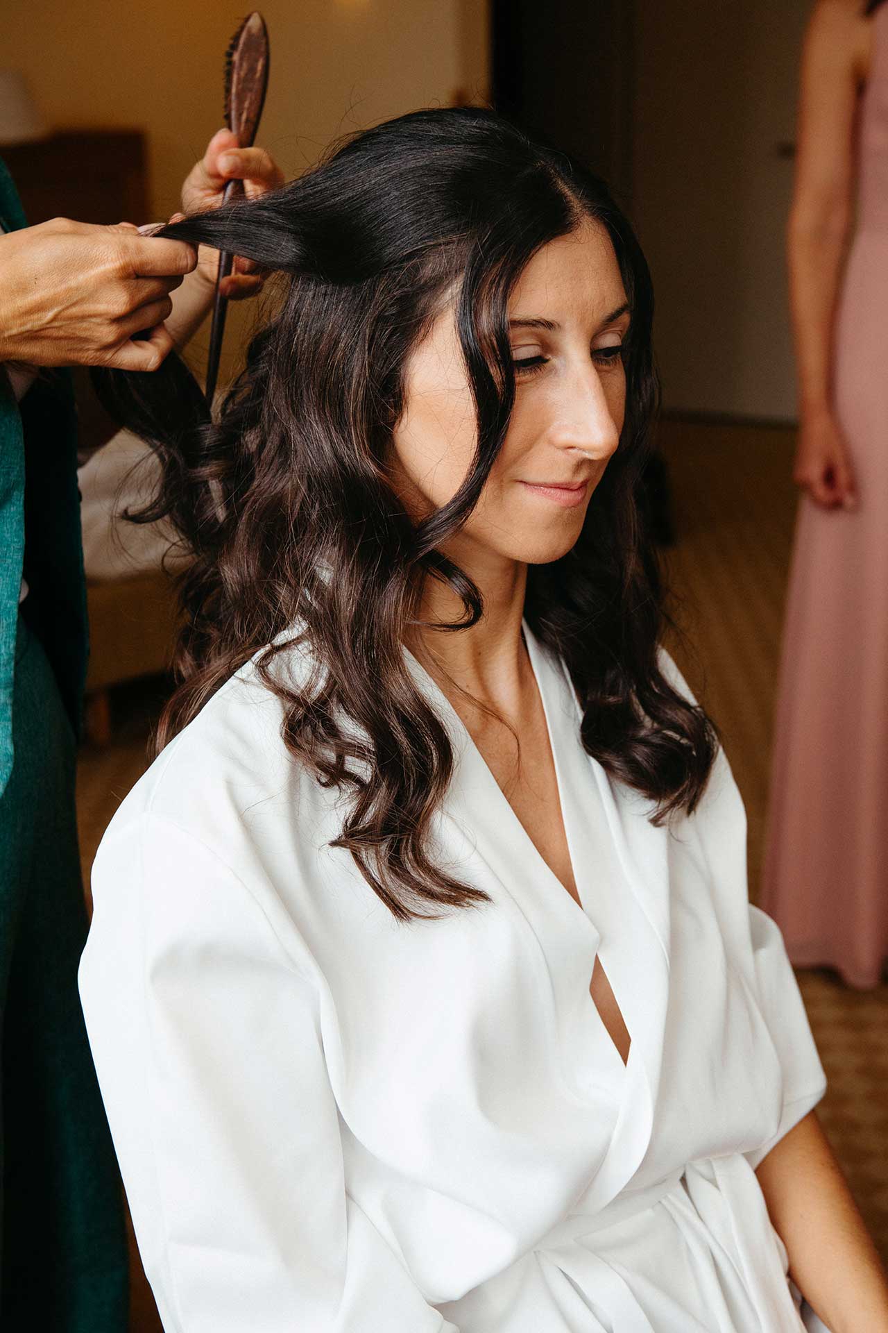 Make-up der Braut im natürlichen Licht – Hochzeitsreportage