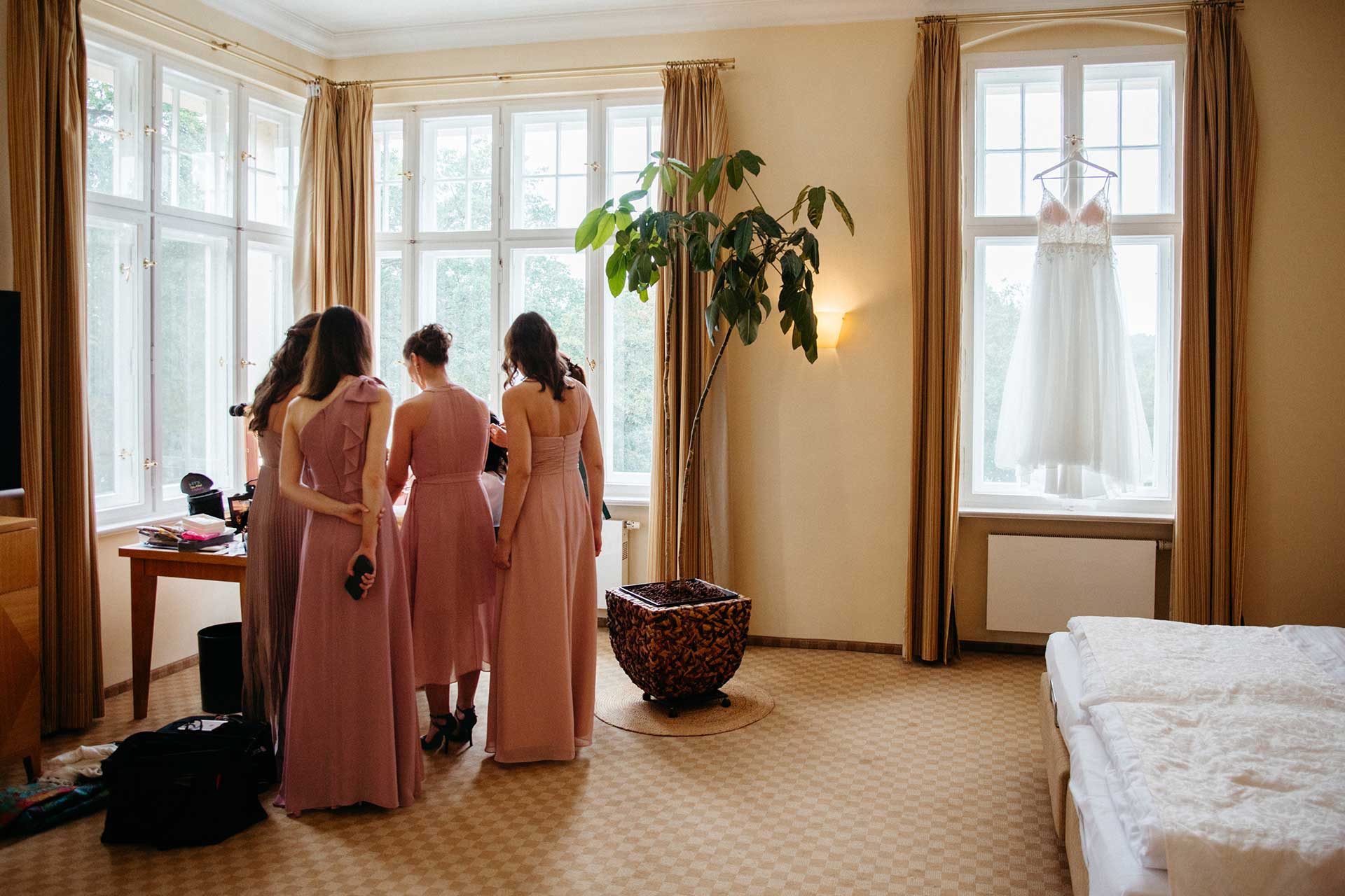 Natürlicher Moment beim Getting Ready der Braut – Laura-Sophie Jung