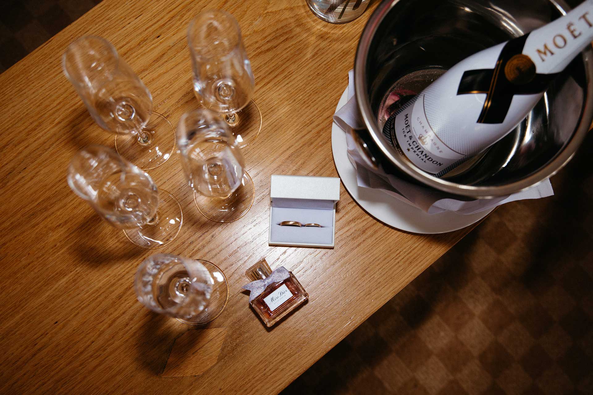 Hochzeitsdetails mit Parfüm und Accessoires auf dem Ankleidetisch