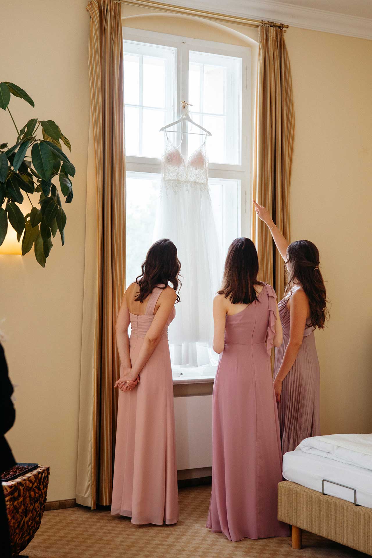 Hochzeitskleid hängt im Schlosszimmer – elegante Getting Ready Impression