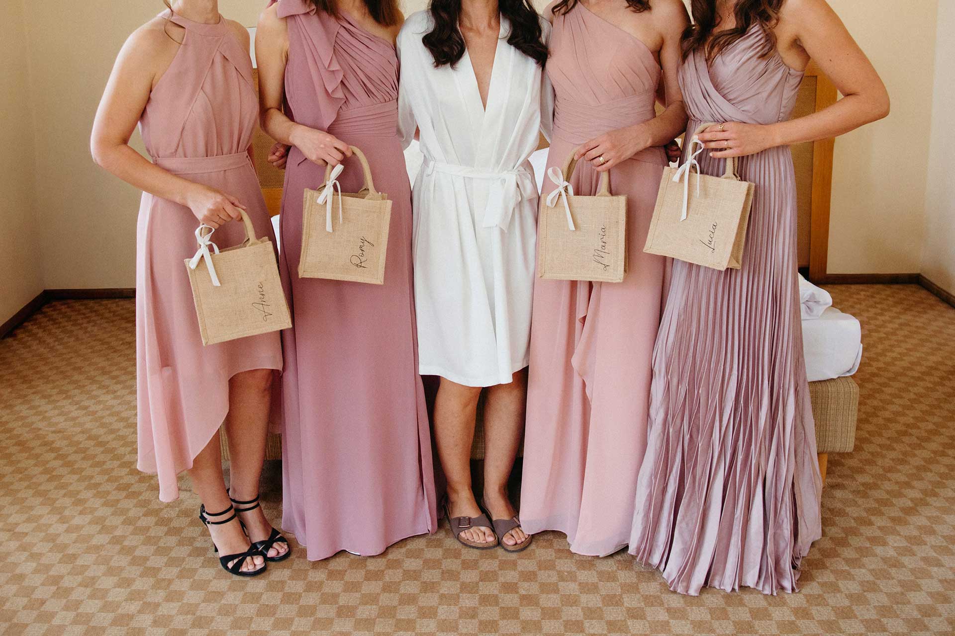 Freundinnen begleiten die Braut beim Getting Ready – Fotografie Laura-Sophie Jung