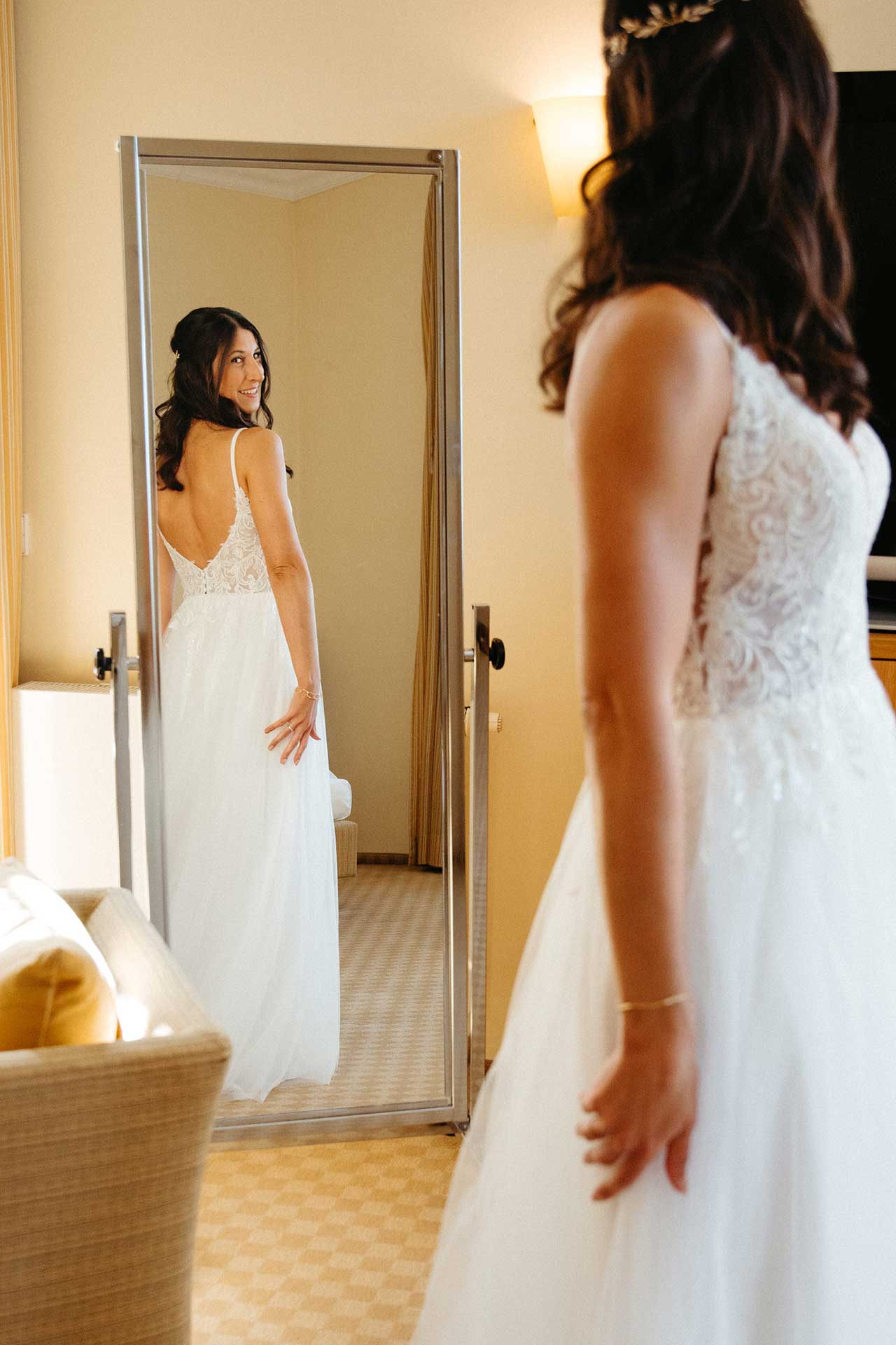 Braut vor dem Spiegel beim Getting Ready – Schloss Liebenberg