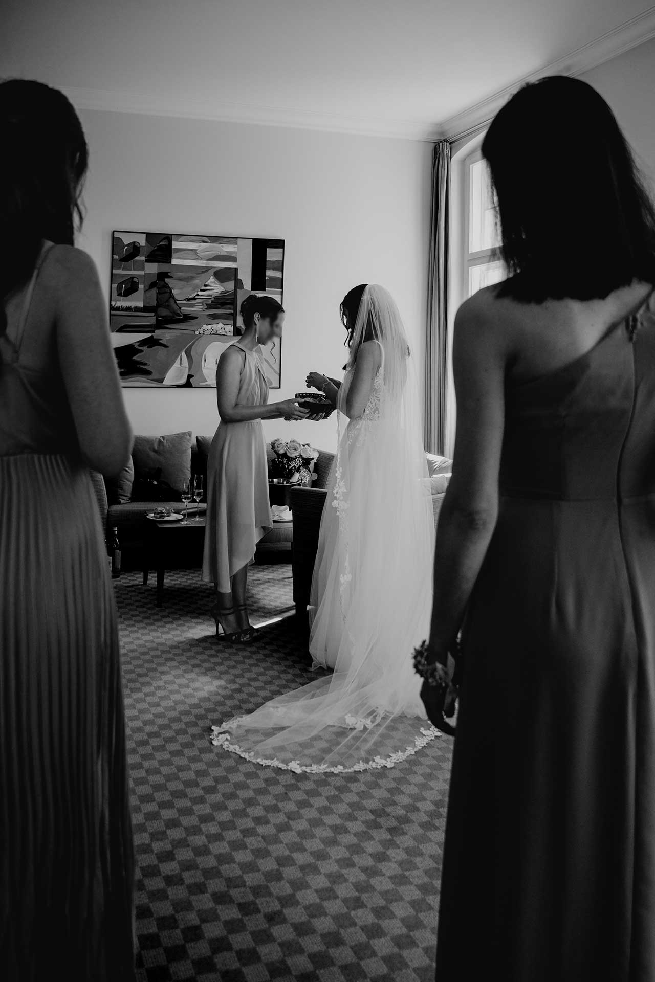 Locker und echt – Freundinnen unterstützen die Braut beim Getting Ready