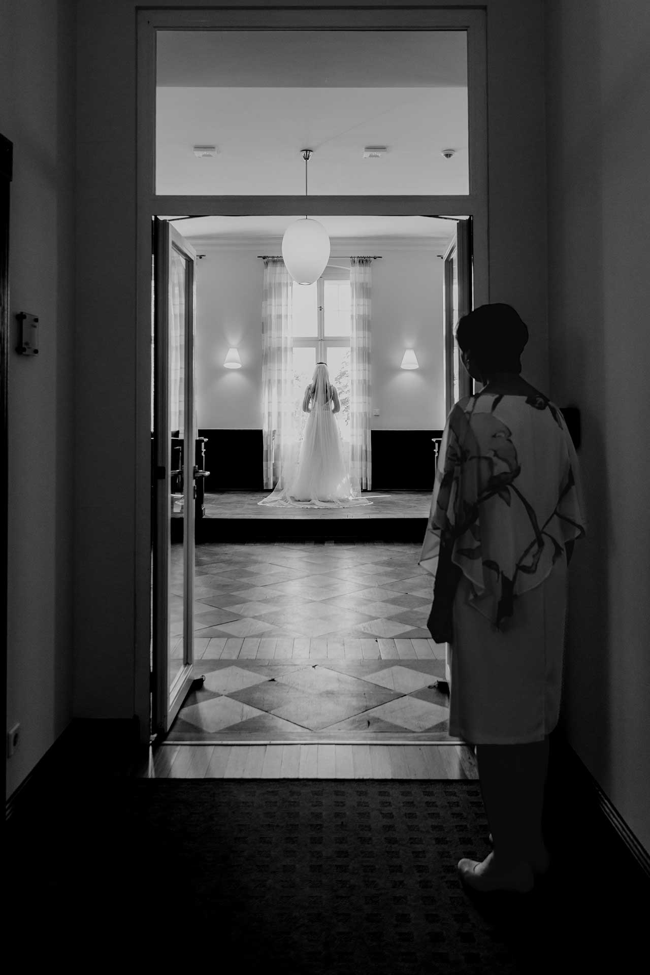 Rührender Moment zwischen Braut und Mutter – Fotografie Laura-Sophie Jung