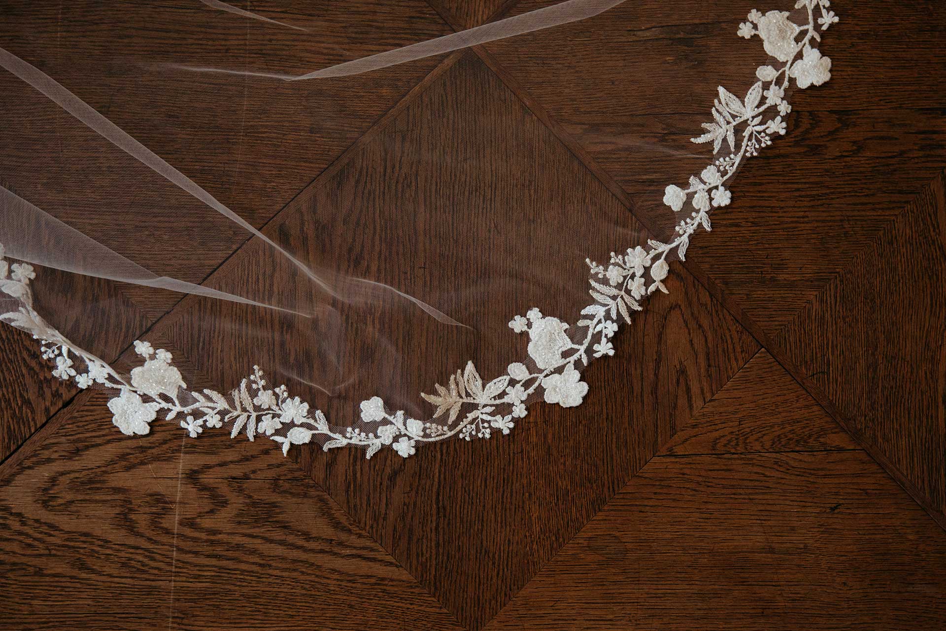 Elegante Hochzeitsdetails im Schlosszimmer