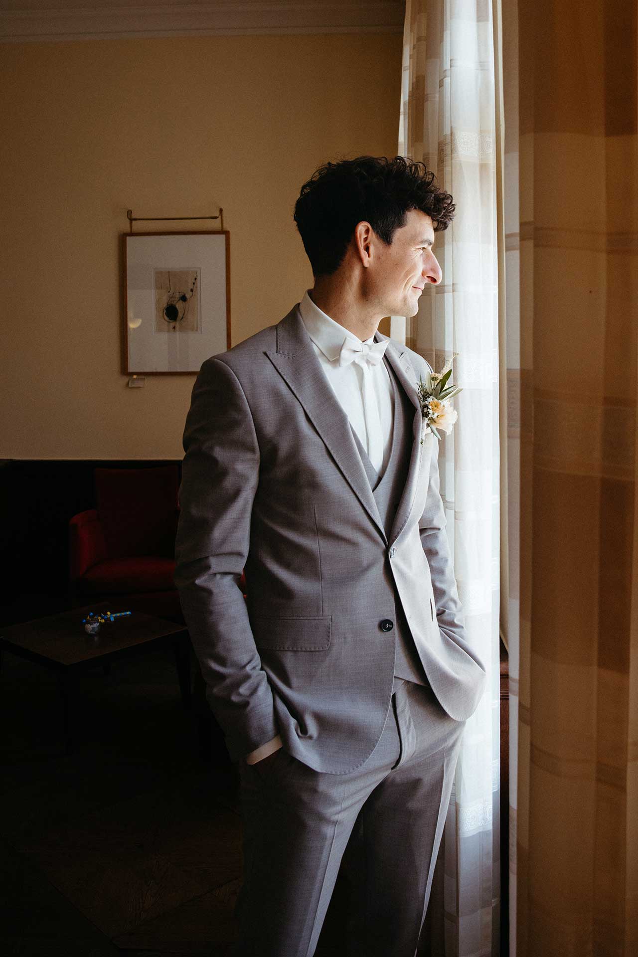 Bräutigam macht sich bereit – Hochzeitsreportage Brandenburg