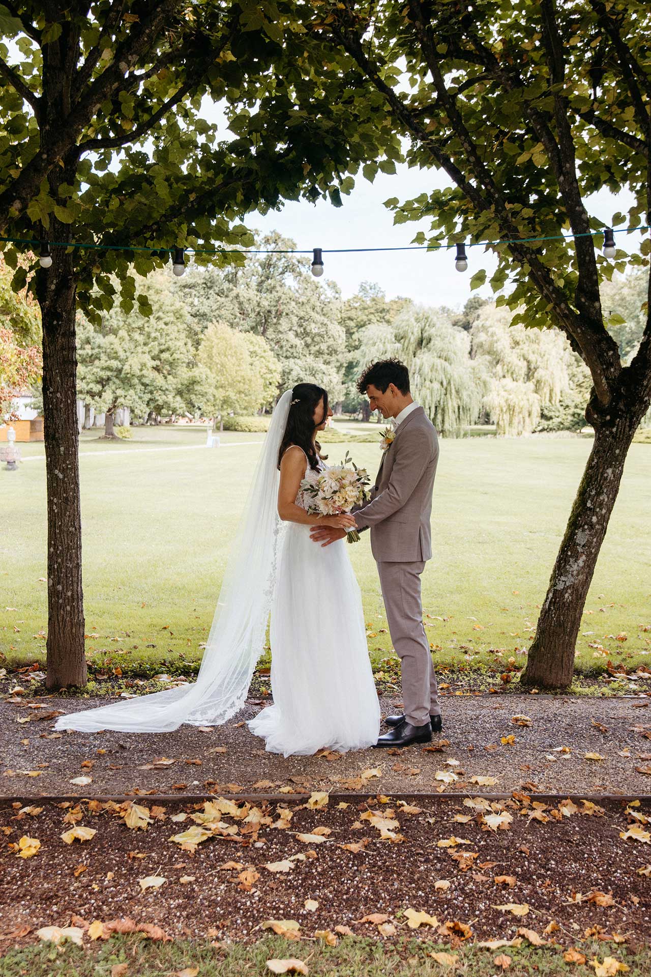 Umarmung beim First Look – Fotografie Laura-Sophie Jung