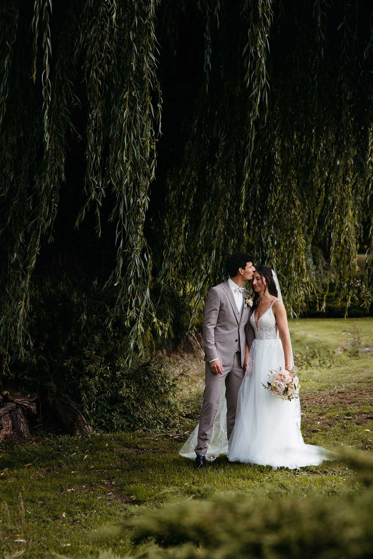 Zärtlicher Moment beim First Look – Brandenburg