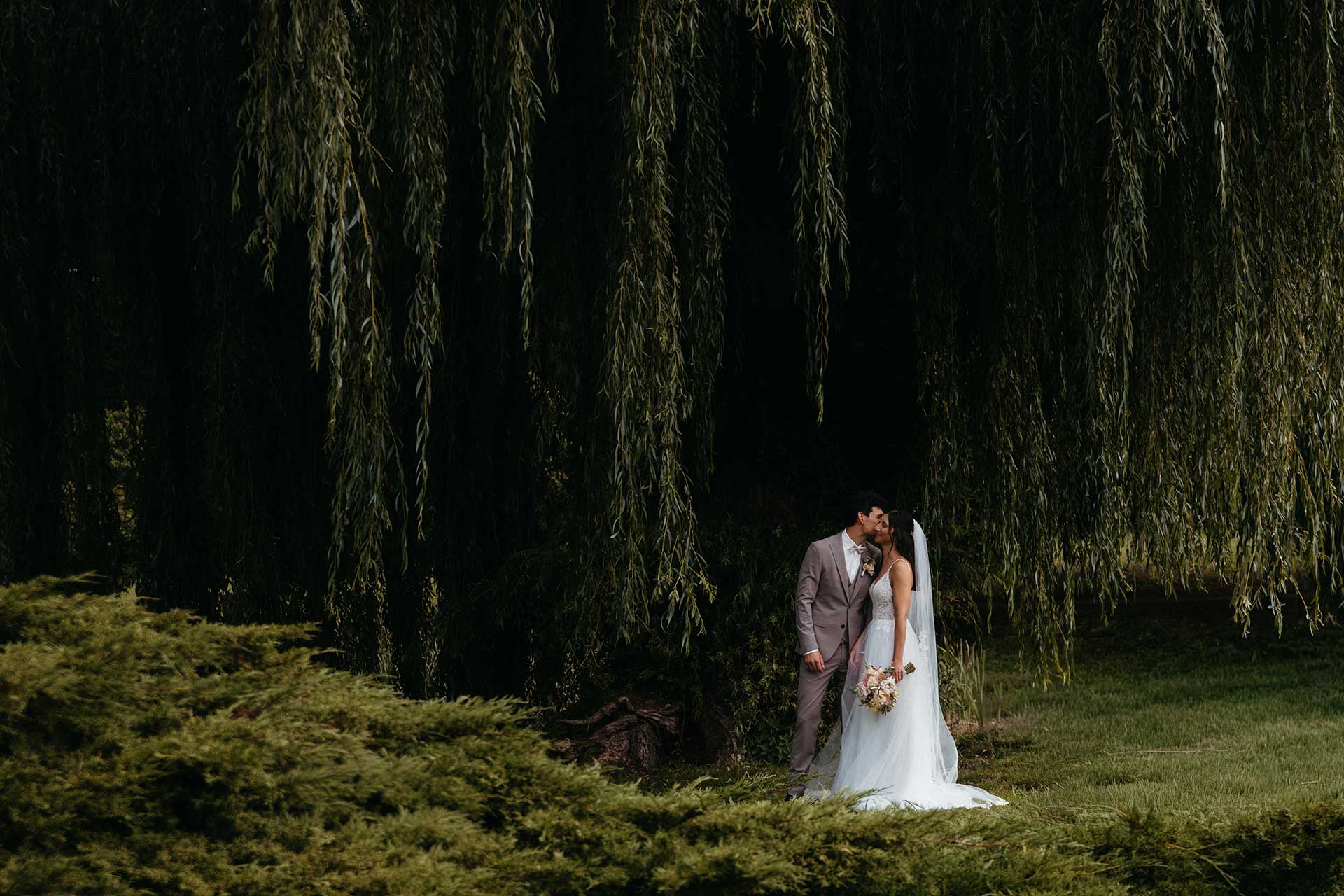 Erster Blick des Paares vor der Trauung