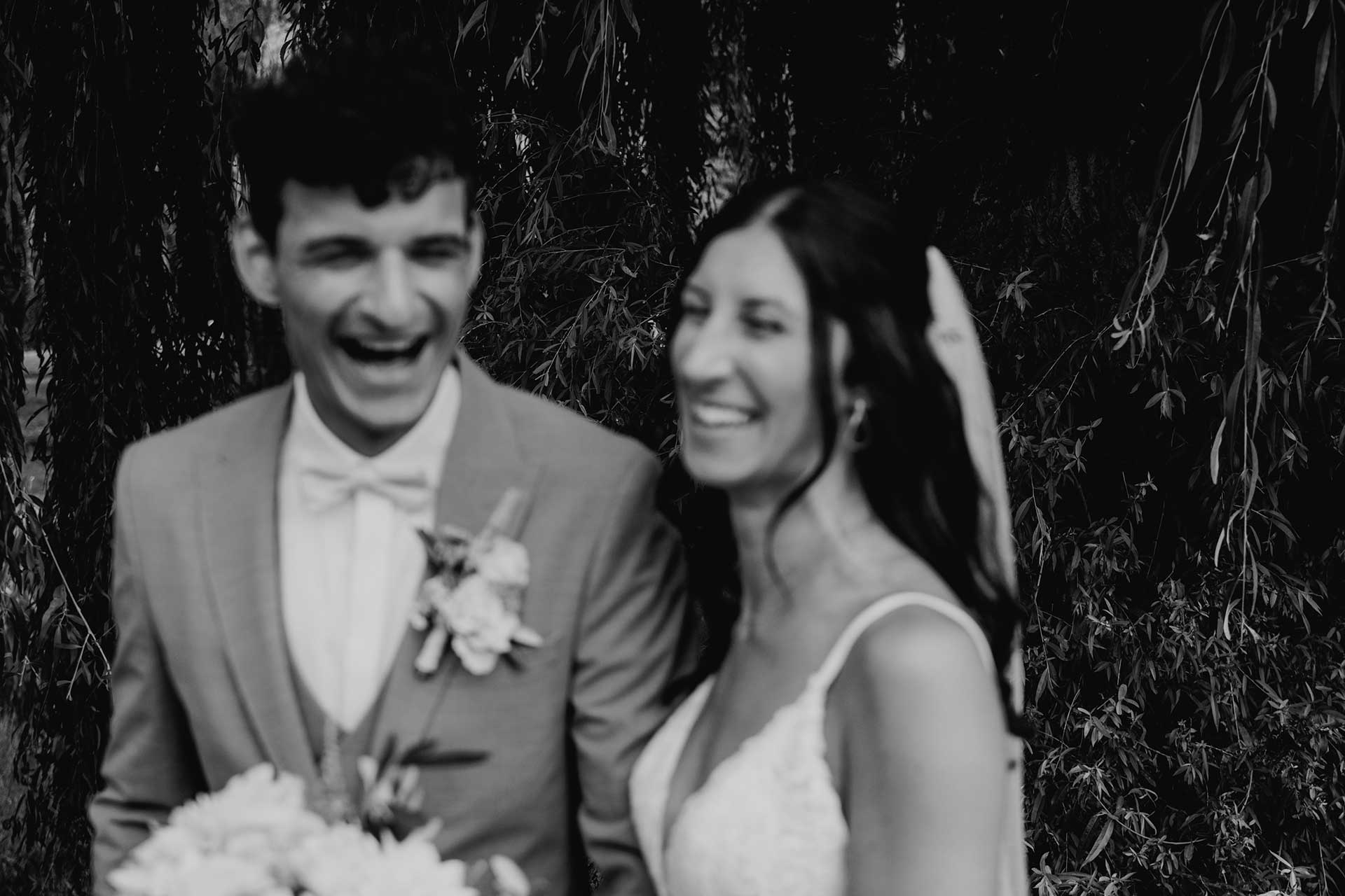 Braut und Bräutigam beim First Look im Schlossgarten