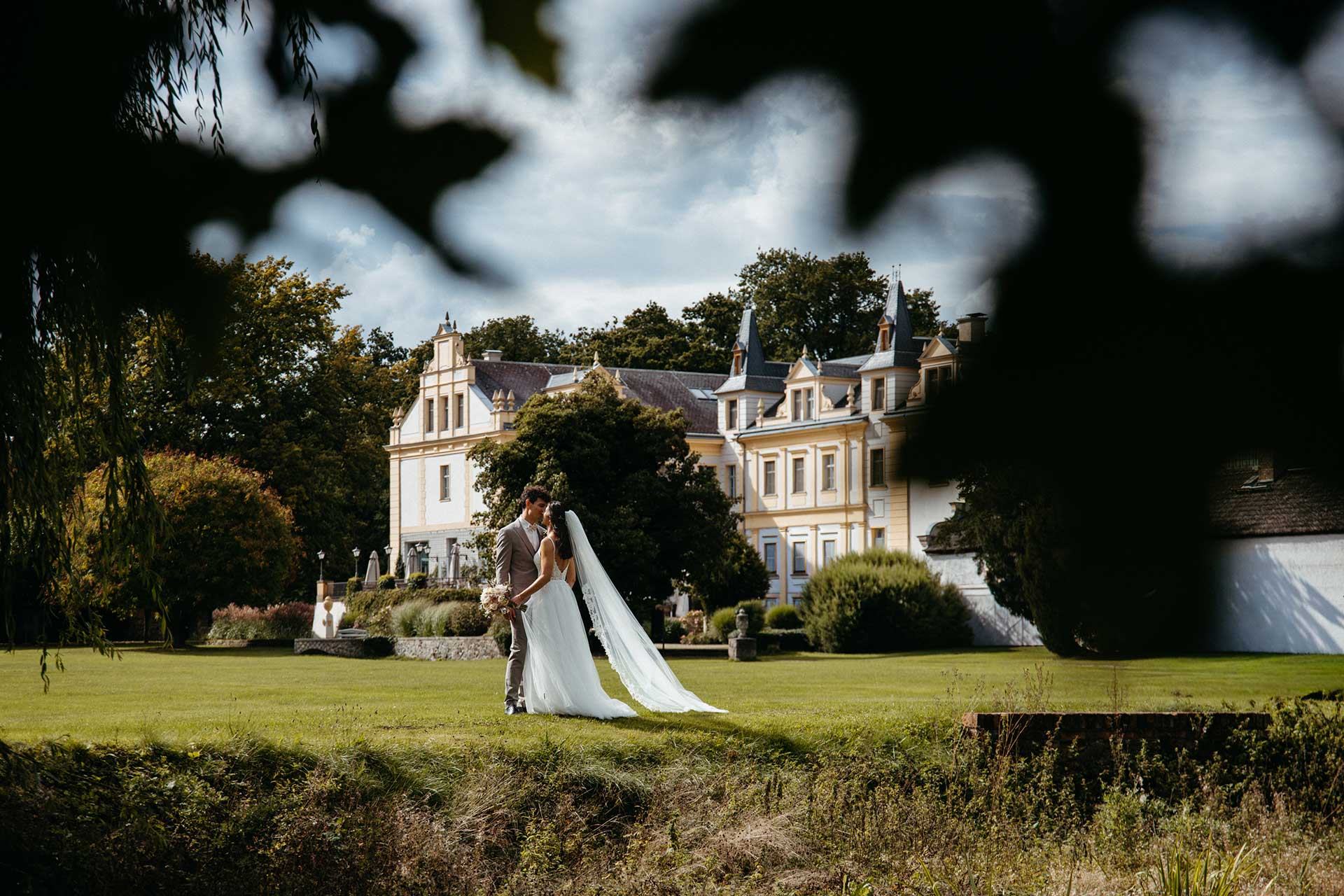 First Look Moment im Schlossgarten – Fotografie Laura-Sophie Jung