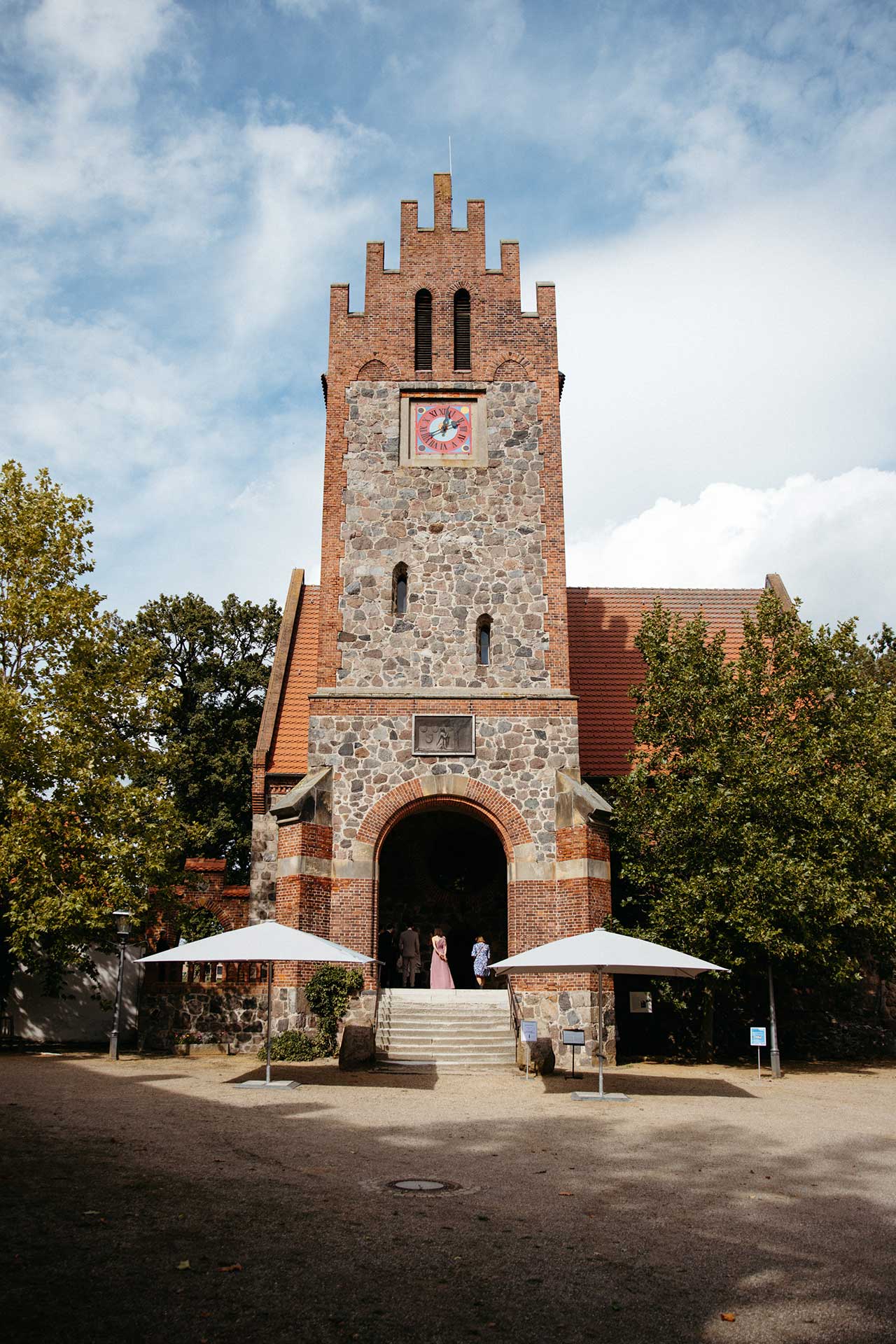 Kirche in Liebenberg vor der Hochzeitszeremonie