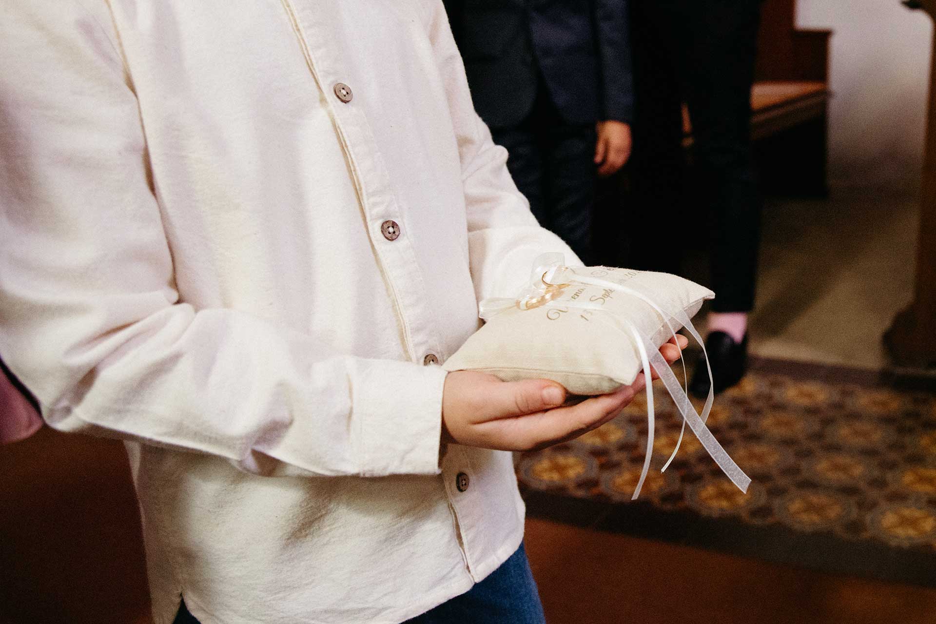 Braut betritt mit Blumenkindern die Kirche – emotionaler Einzug