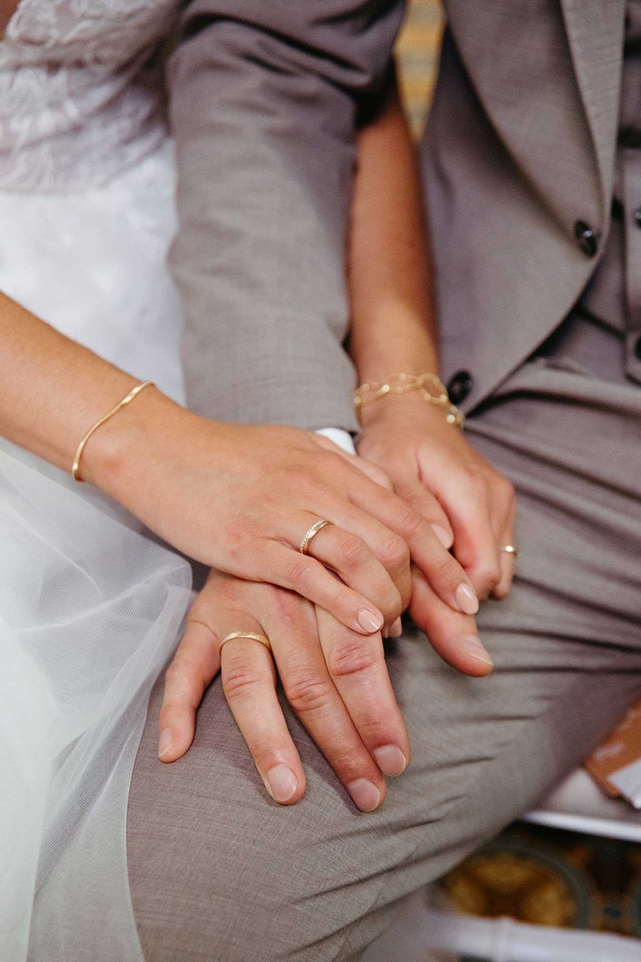 Ringtausch während der Trauung – Hochzeitsreportage