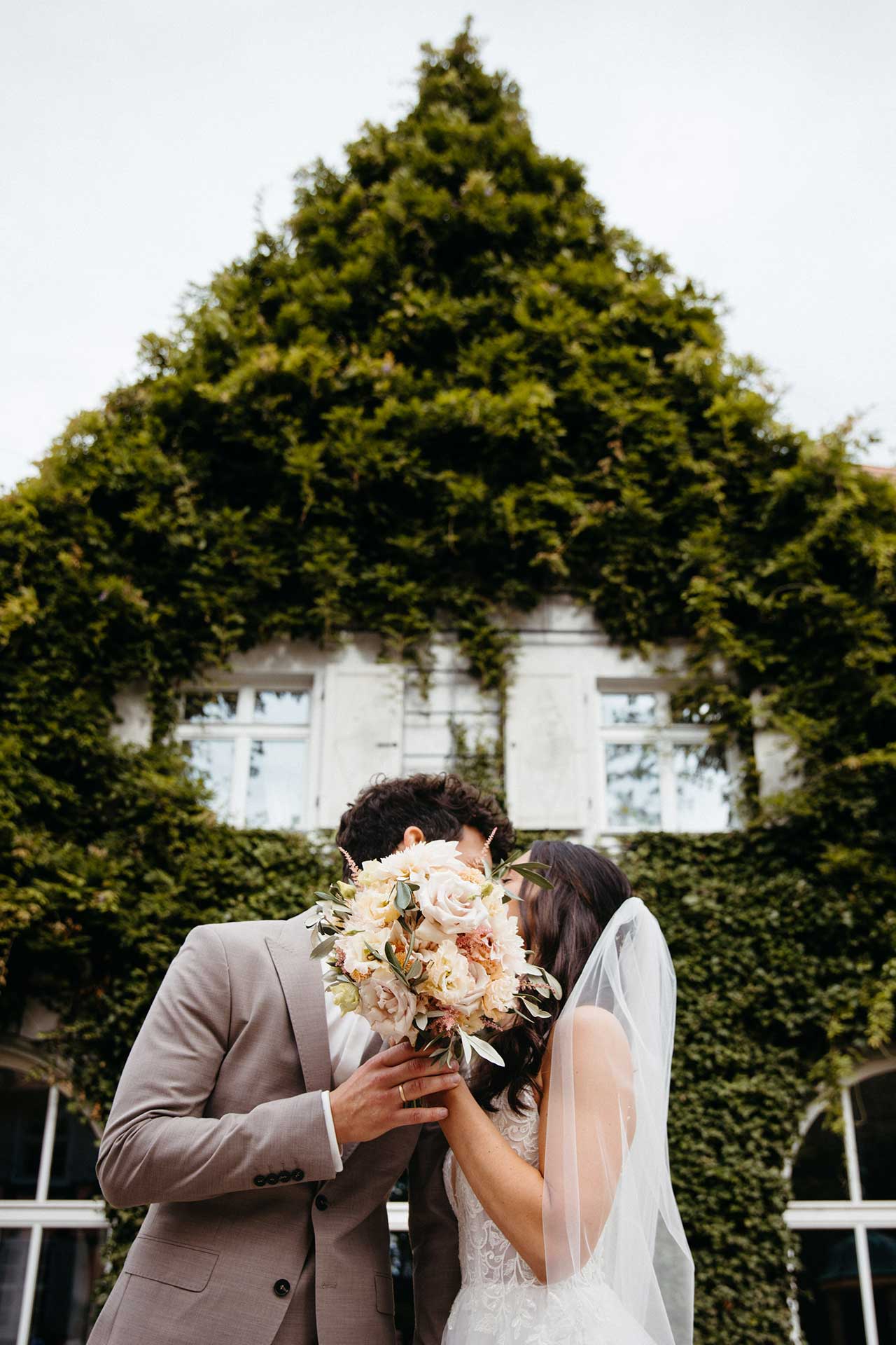Paarshooting im Schlosshof – fotografiert von Laura-Sophie Jung