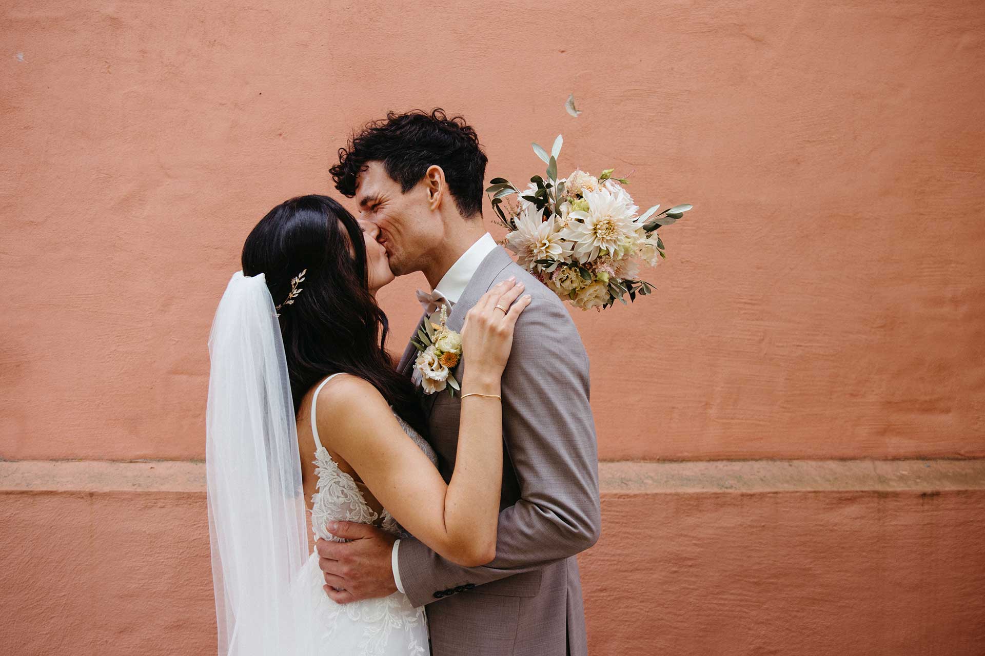 Elegantes Paarshooting an der Schlosskirche Liebenberg