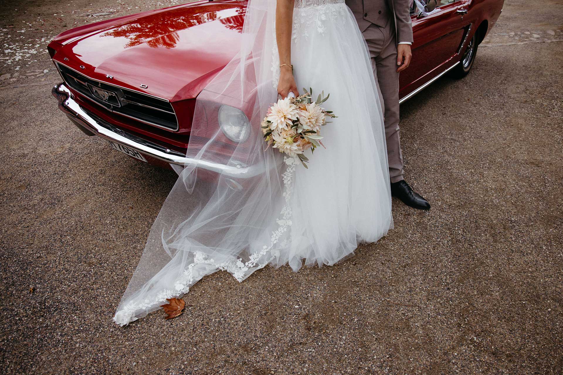 Paar vor ihrem Oldtimer – Fotografie Laura-Sophie Jung