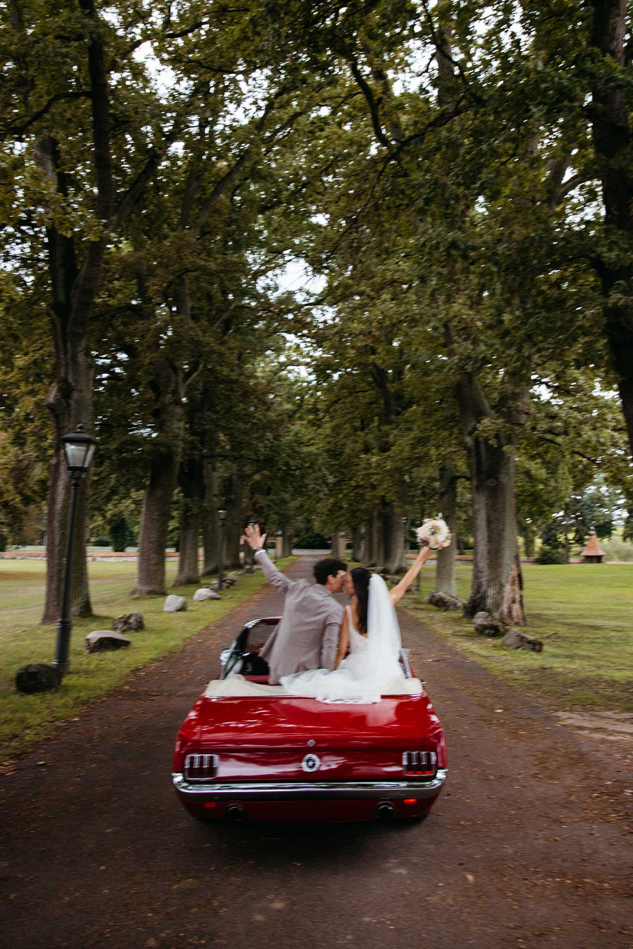 Abfahrt des Paares im Oldtimer – Laura-Sophie Jung dokumentiert den Moment