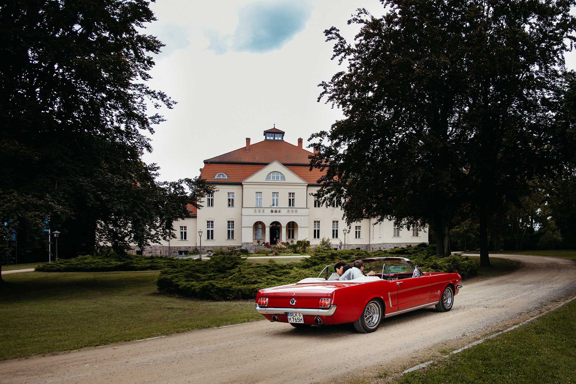 Oldtimer vor Seehaus Liebenberg – stilvolles Hochzeitsauto