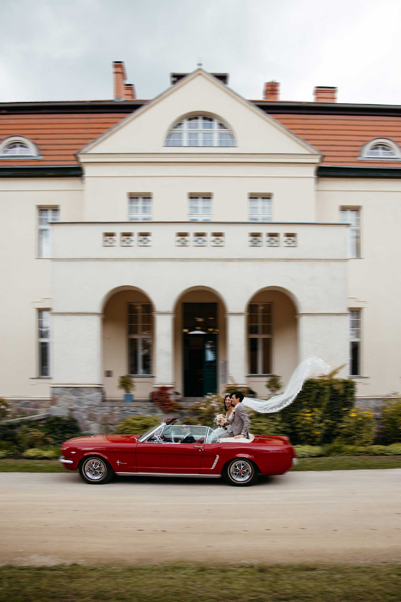 Oldtimer vor dem historischen Schloss und Gut Liebenberg
