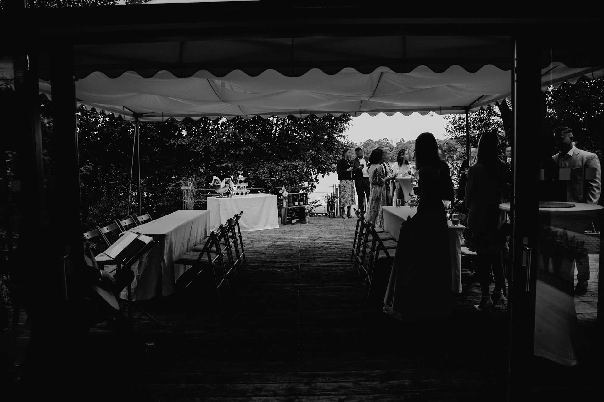 Sektempfang im Bootshaus – lebendige Stimmung