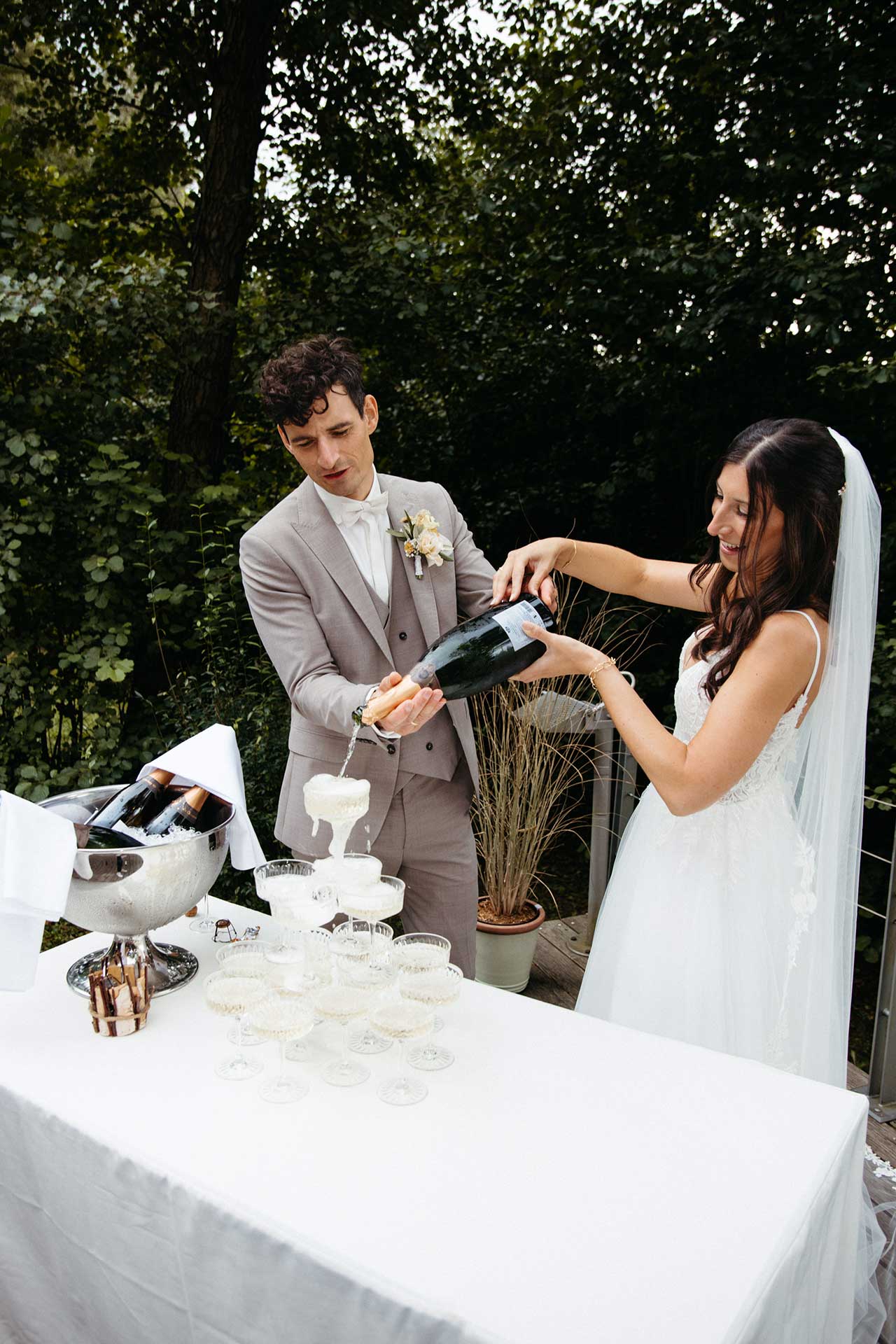Gießen des Champagner Towers – eleganter Hochzeitsmoment