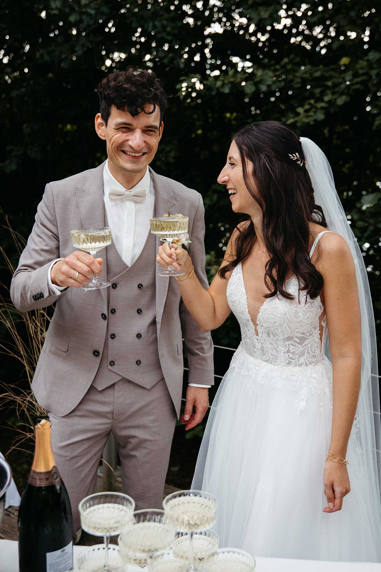 Anstoßen mit Champagner auf die Liebe