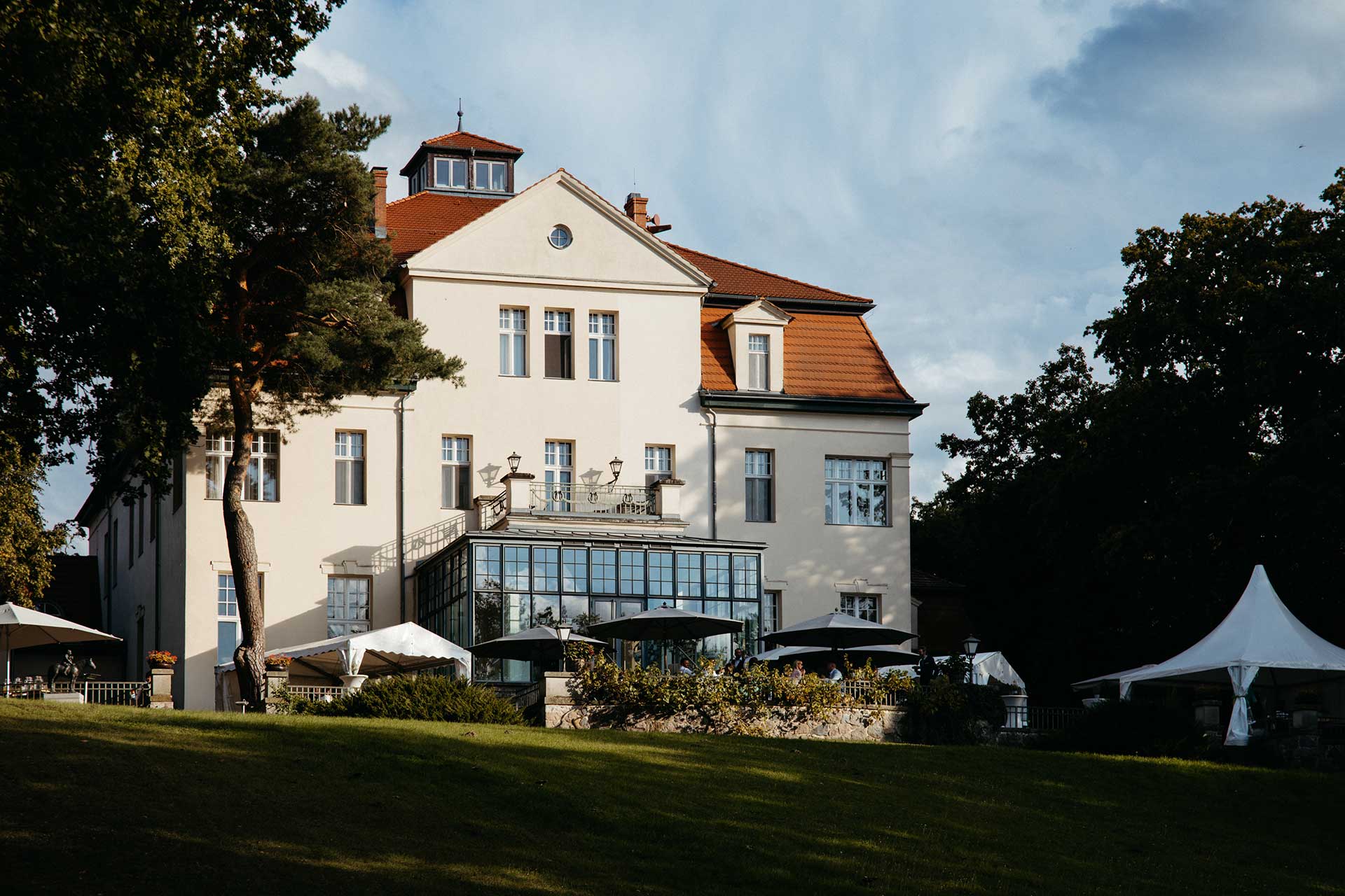 Seehaus Liebenberg als Hochzeitslocation in Brandenburg – elegante Kulisse für eine Schlosshochzeit
