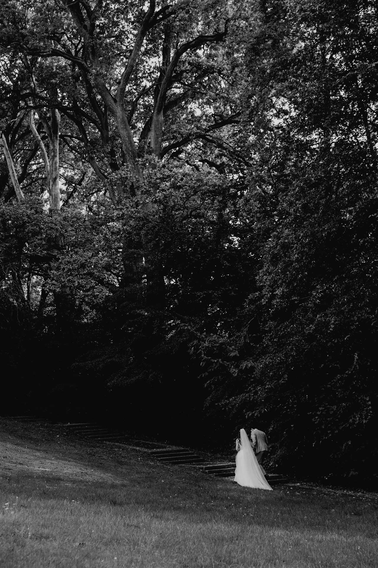 Hochzeitspaar läuft durch den Garten des Seehauses Liebenberg – natürliche Hochzeitsreportage in Brandenburg