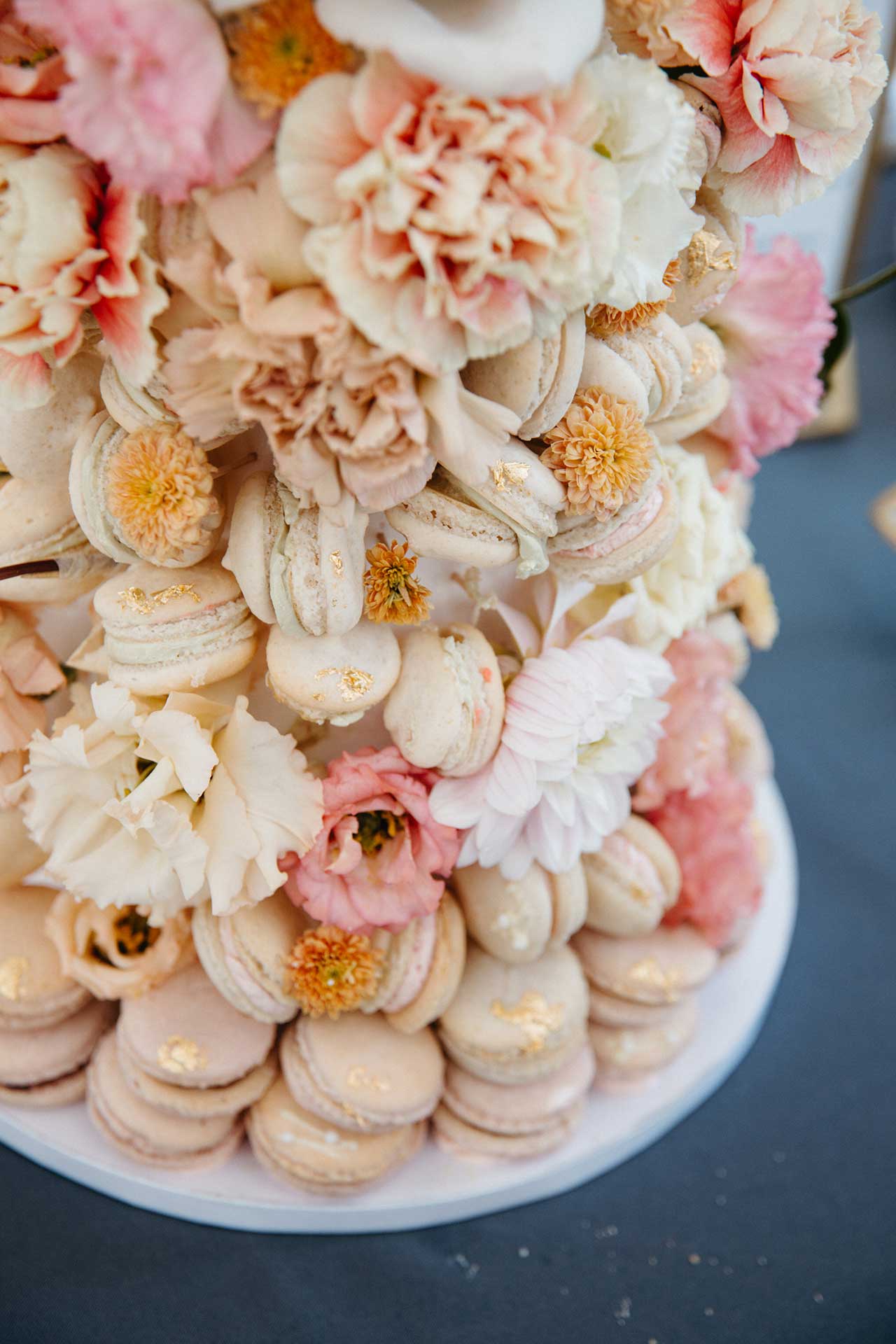 Feine Macarontorte als Hochzeitsdessert im Schloss und Gut Liebenberg – zarte, elegante Details