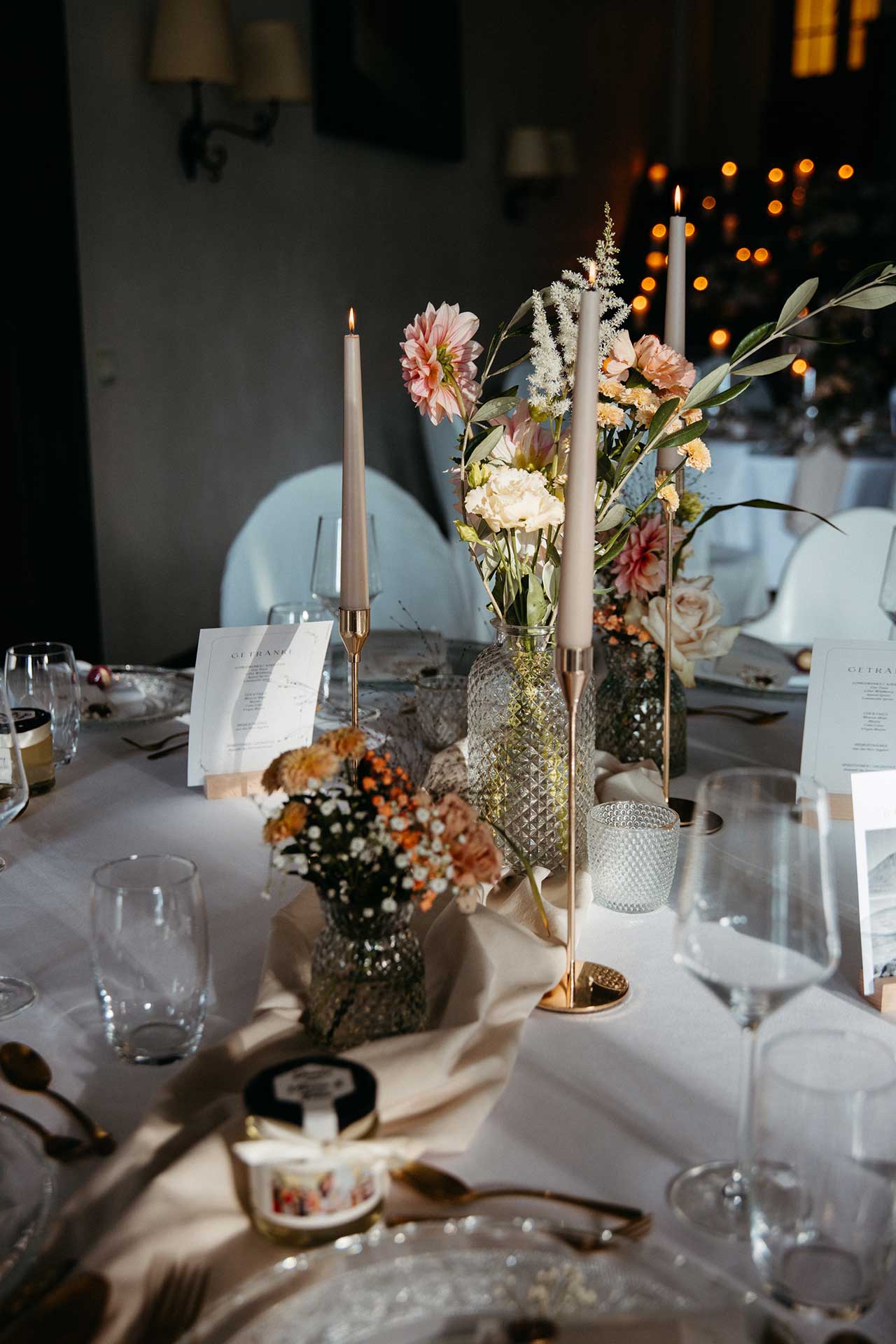 Kerzenlicht auf den Tischen im Schloss Liebenberg