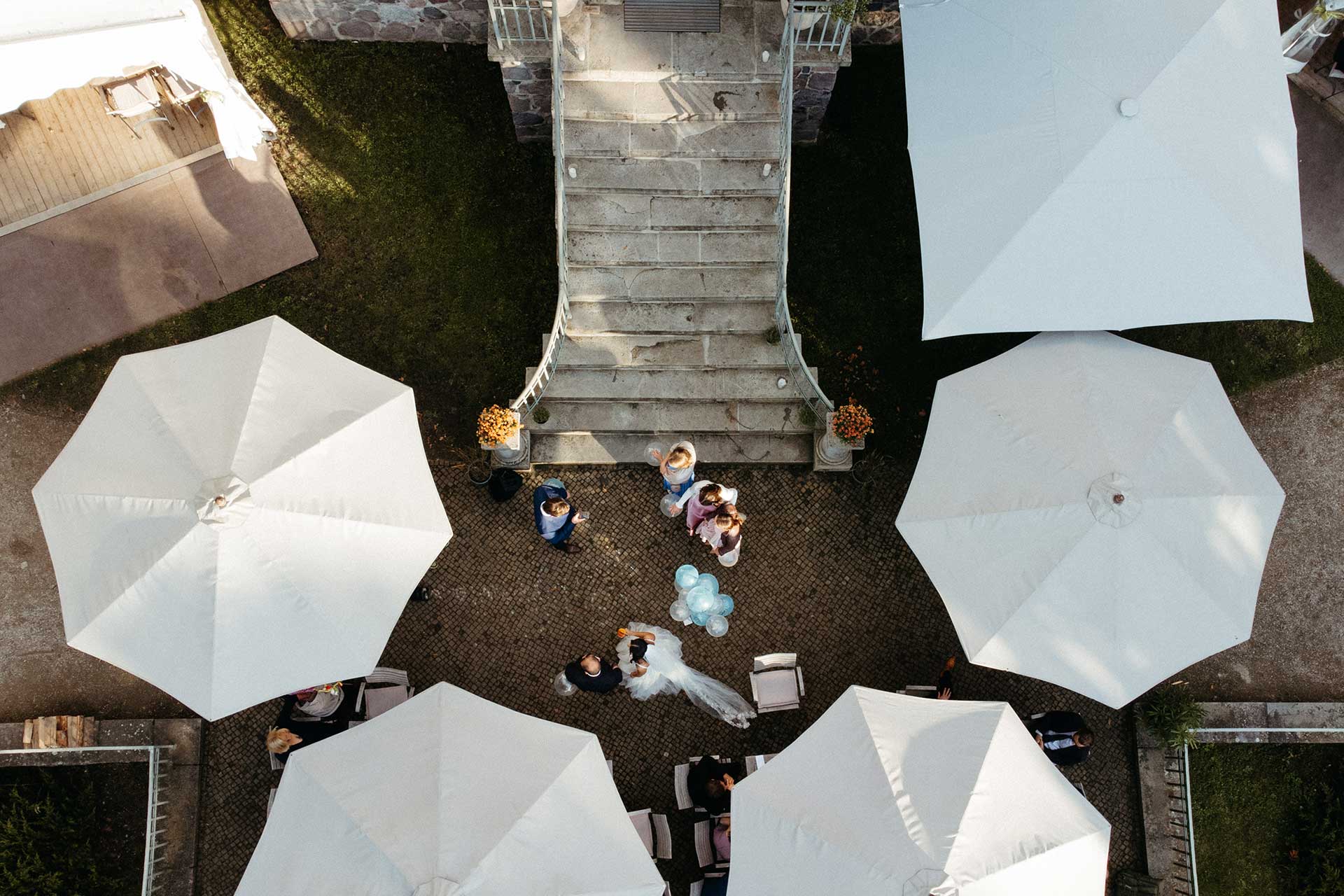Drohnenaufnahme des Sektempfangs am Seehaus Liebenberg – natürliche und lebendige Hochzeitsreportage aus der Vogelperspektive