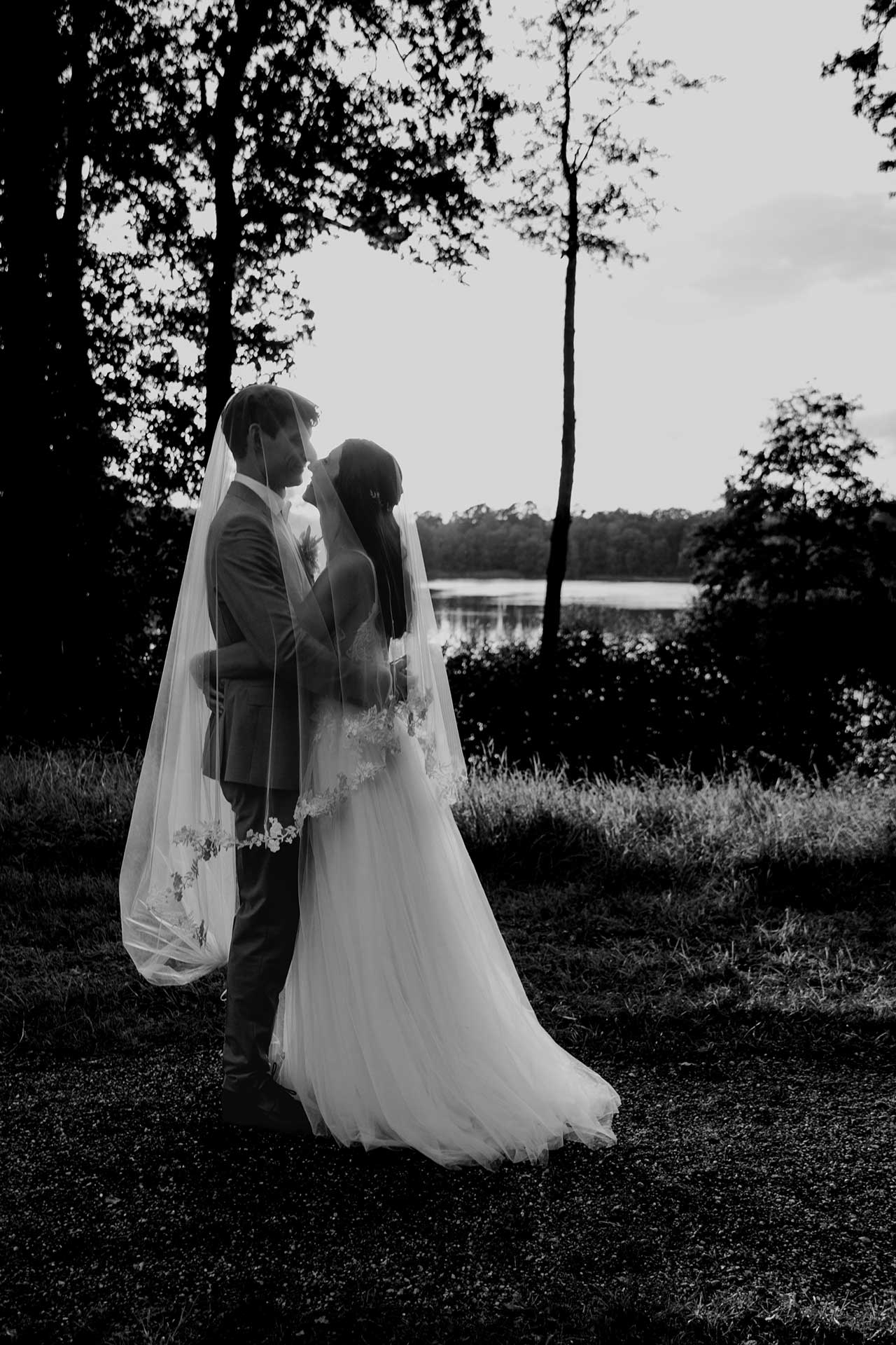 Romantische Stimmung am Wasser bei Sonnenuntergang