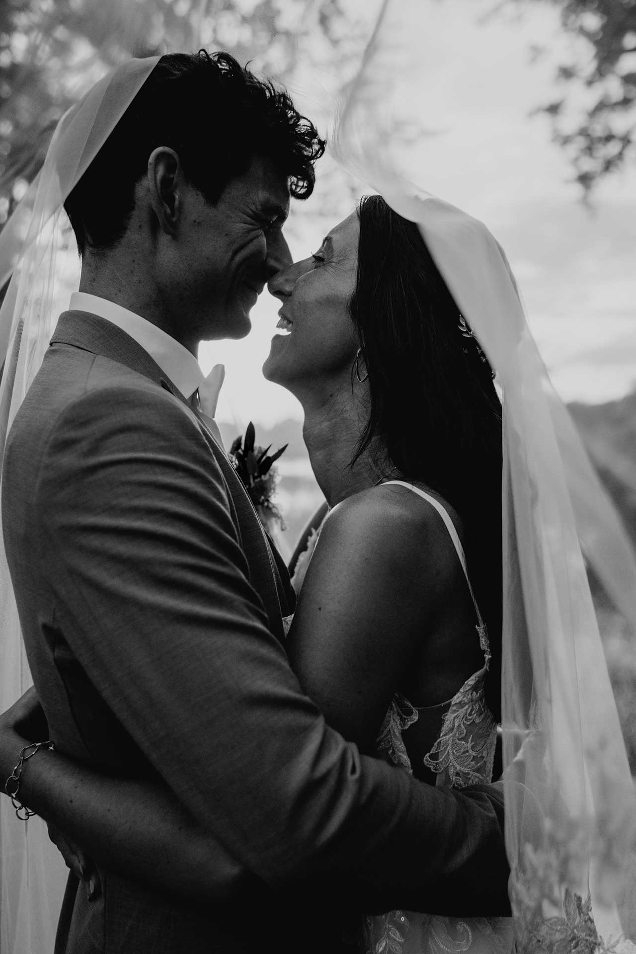 Zärtlicher Moment beim Sonnenuntergangsshooting