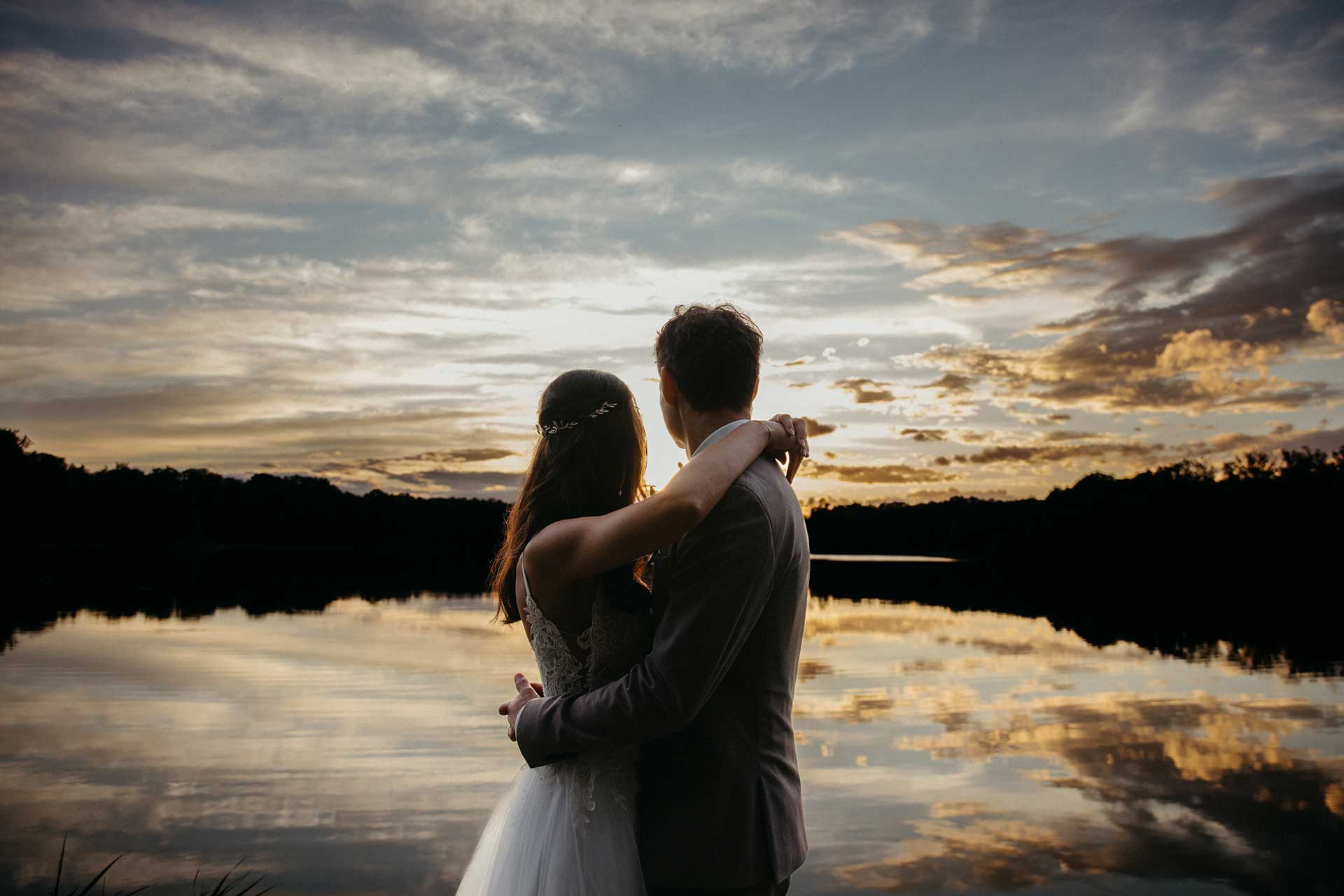 Hochzeit am Wasser während des Sonnenuntergangs – natürliche Stimmung
