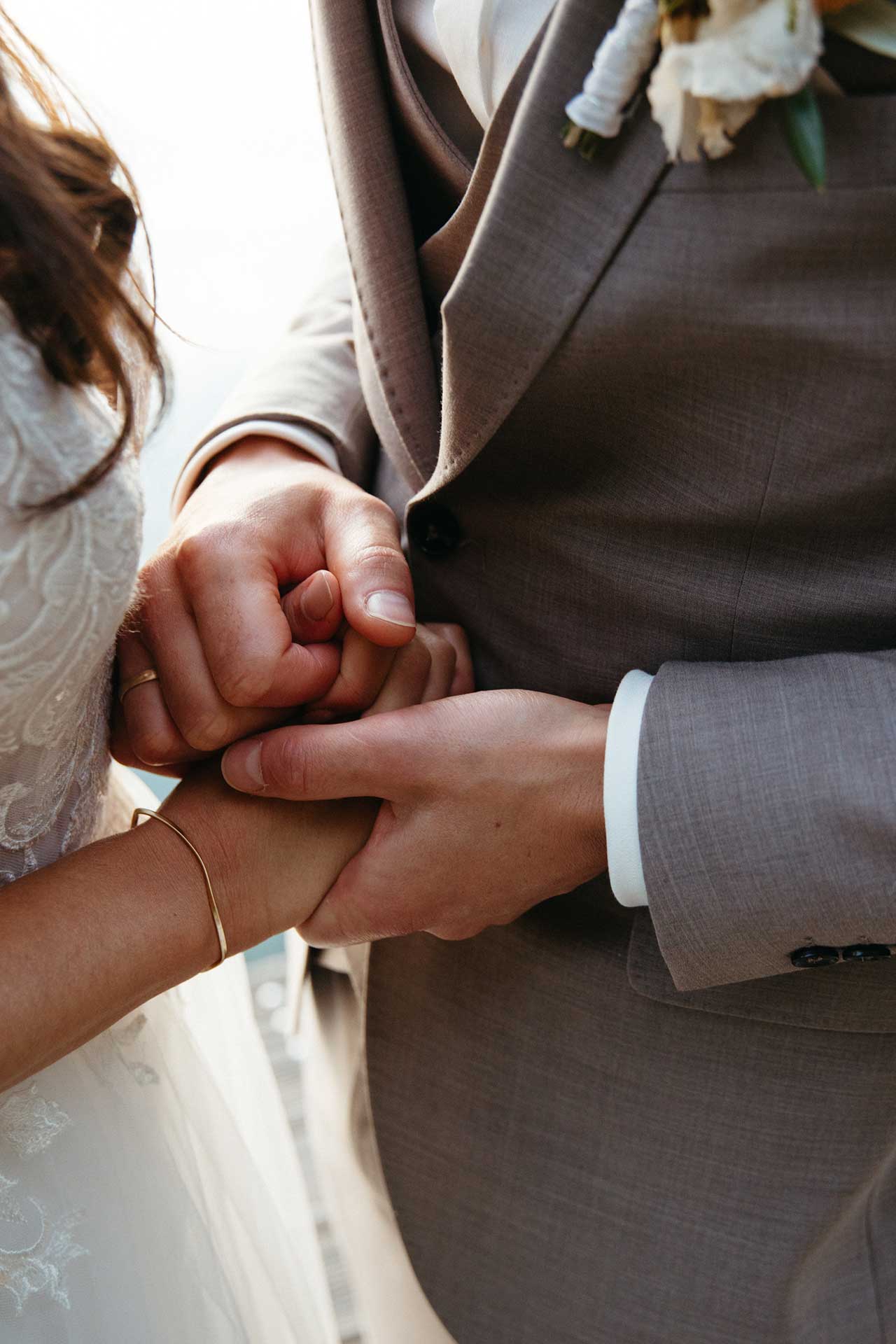 Umarmung des Paares bei Sonnenuntergang auf dem Steg – natürliche Hochzeitsreportage in Liebenberg