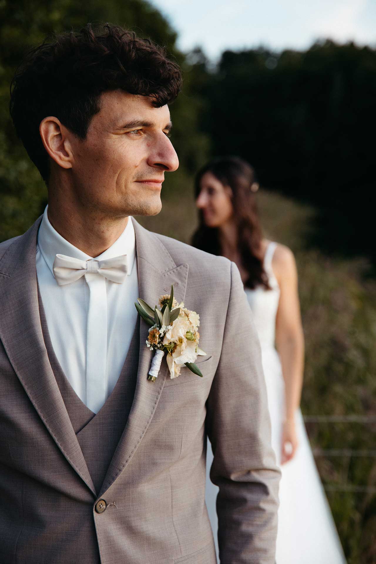 Golden Hour am Steg des Seehauses Liebenberg – warmes Abendlicht umhüllt das Hochzeitspaar“