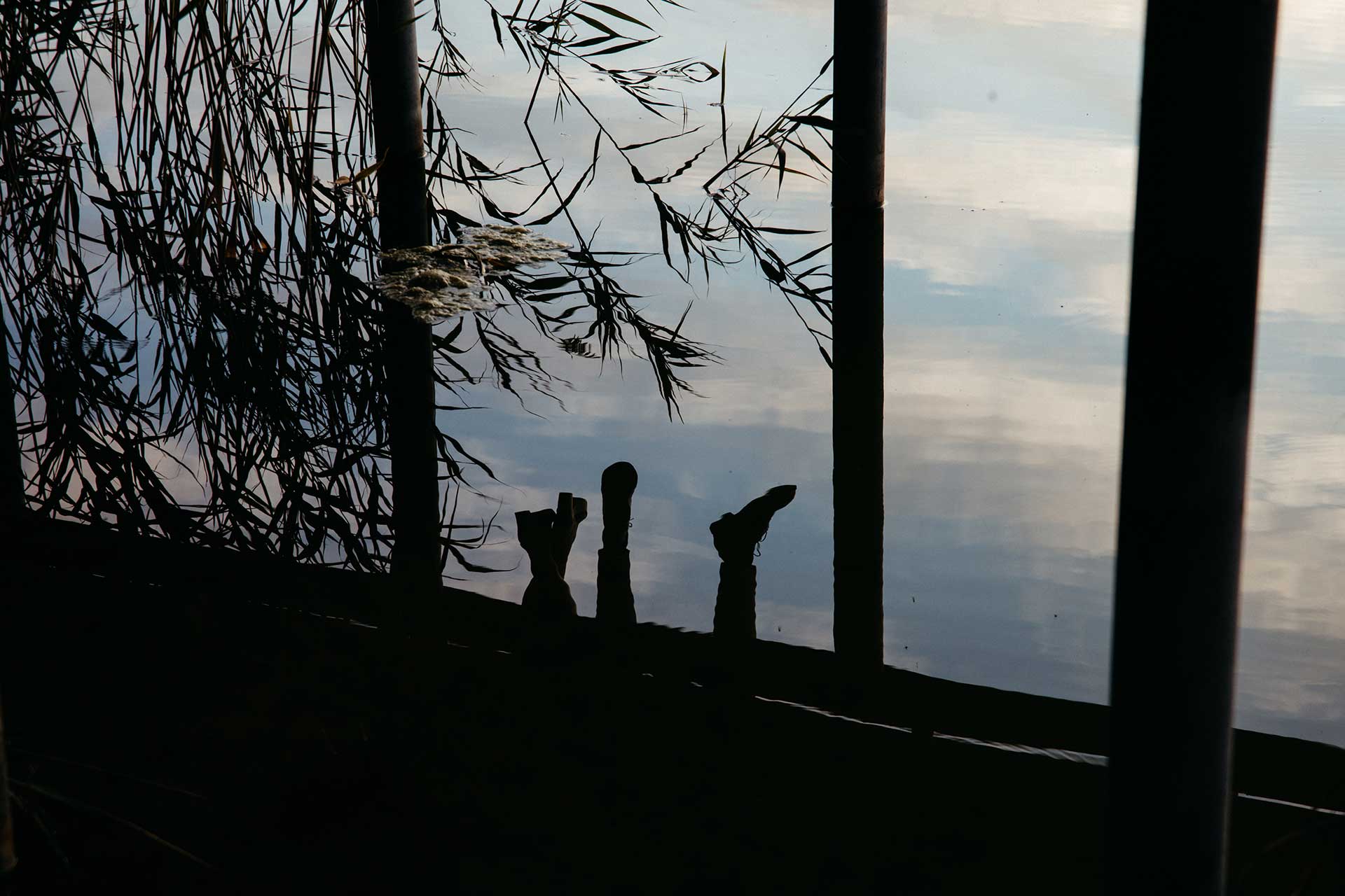 Hochzeitspaar am Steg des Seehauses Liebenberg im Sonnenuntergang – fotografiert von Laura-Sophie Jung