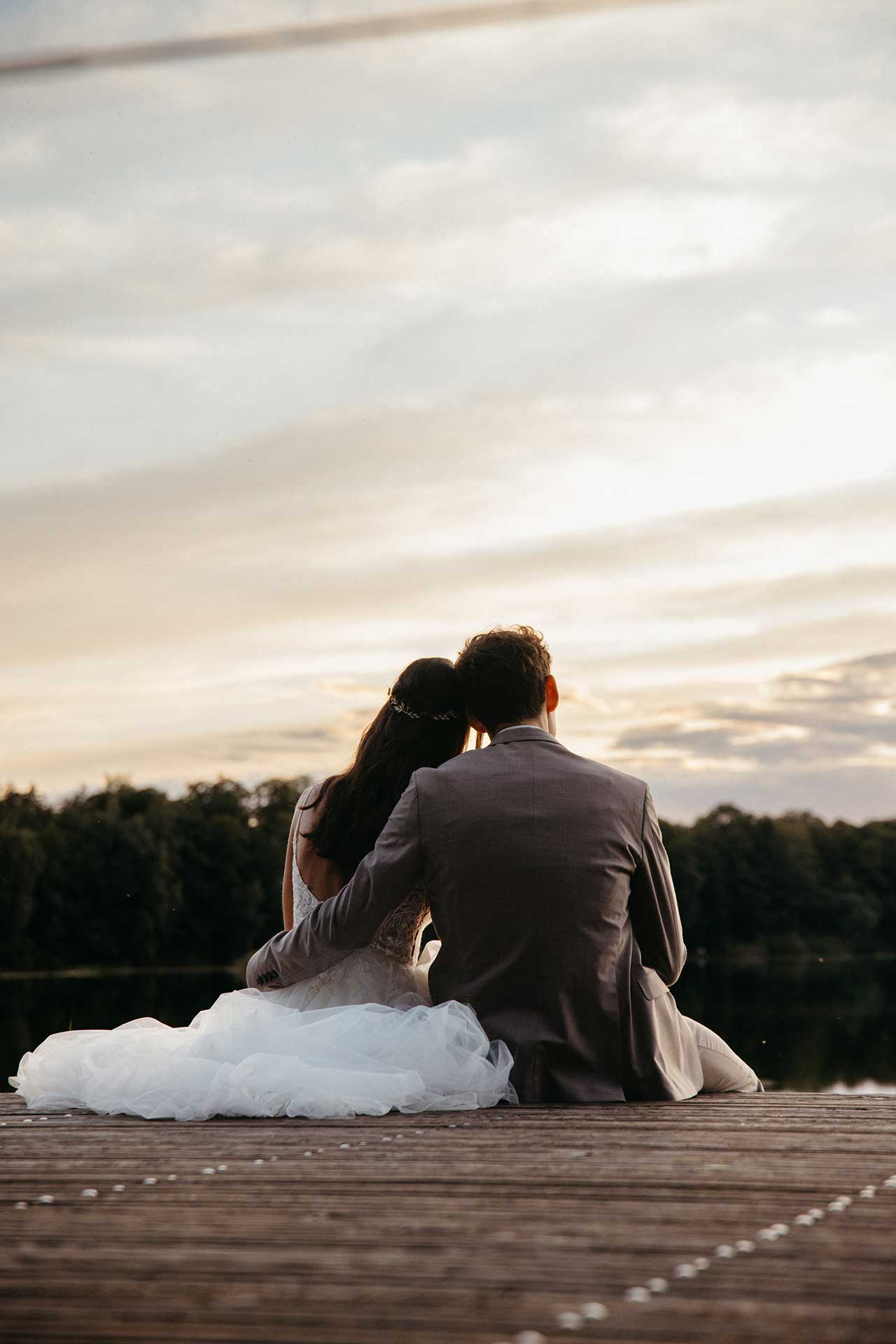 Paar umarmt sich im Gegenlicht – Schloss Liebenberg